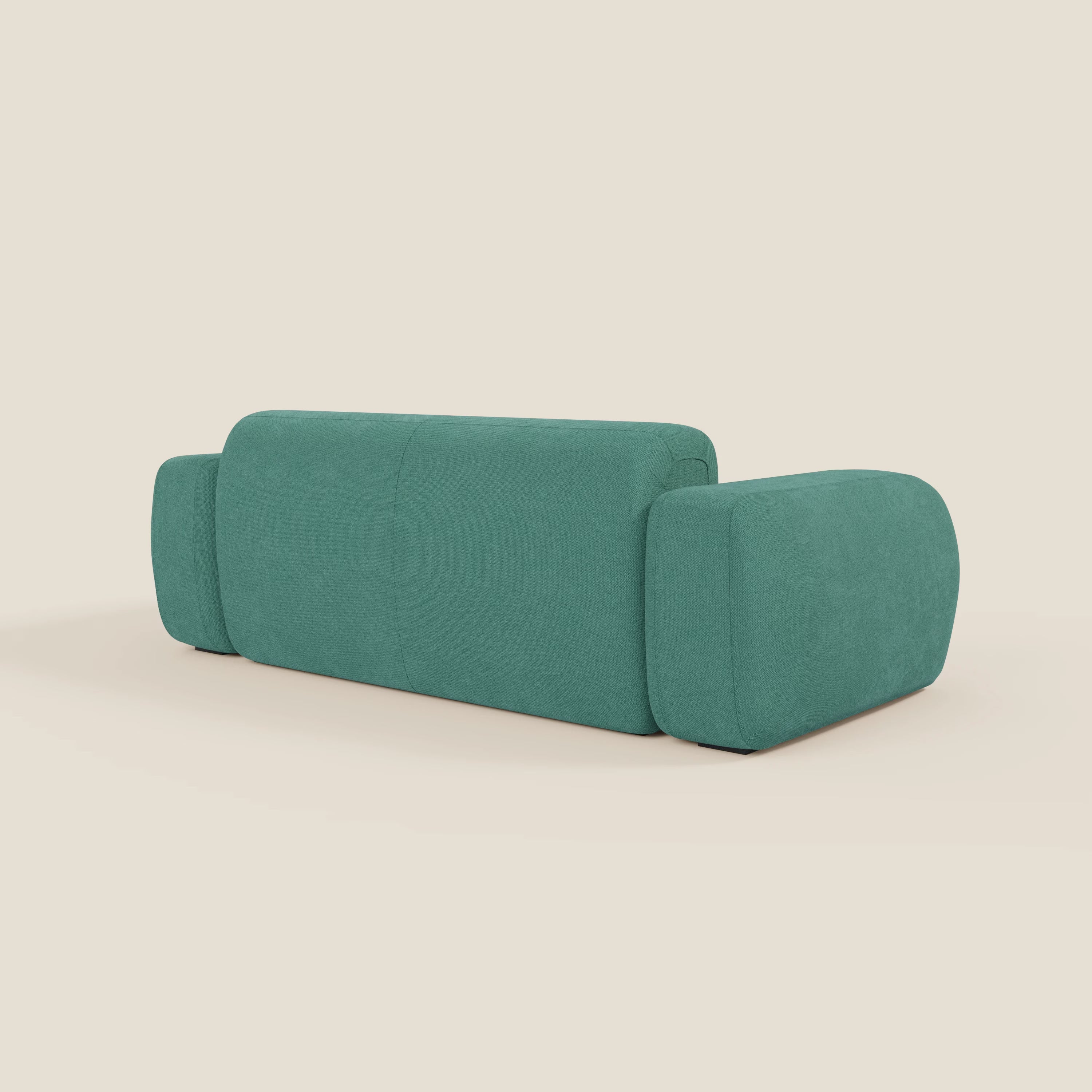Il BonBon Divano modulare Lineare 220 di Divani.Store, visto dal retro in posizione angolata, presenta un design minimalista imbottito in smacchiabile tessuto T23 verde acqua con braccioli e schienale arrotondati, su uno sfondo beige chiaro.