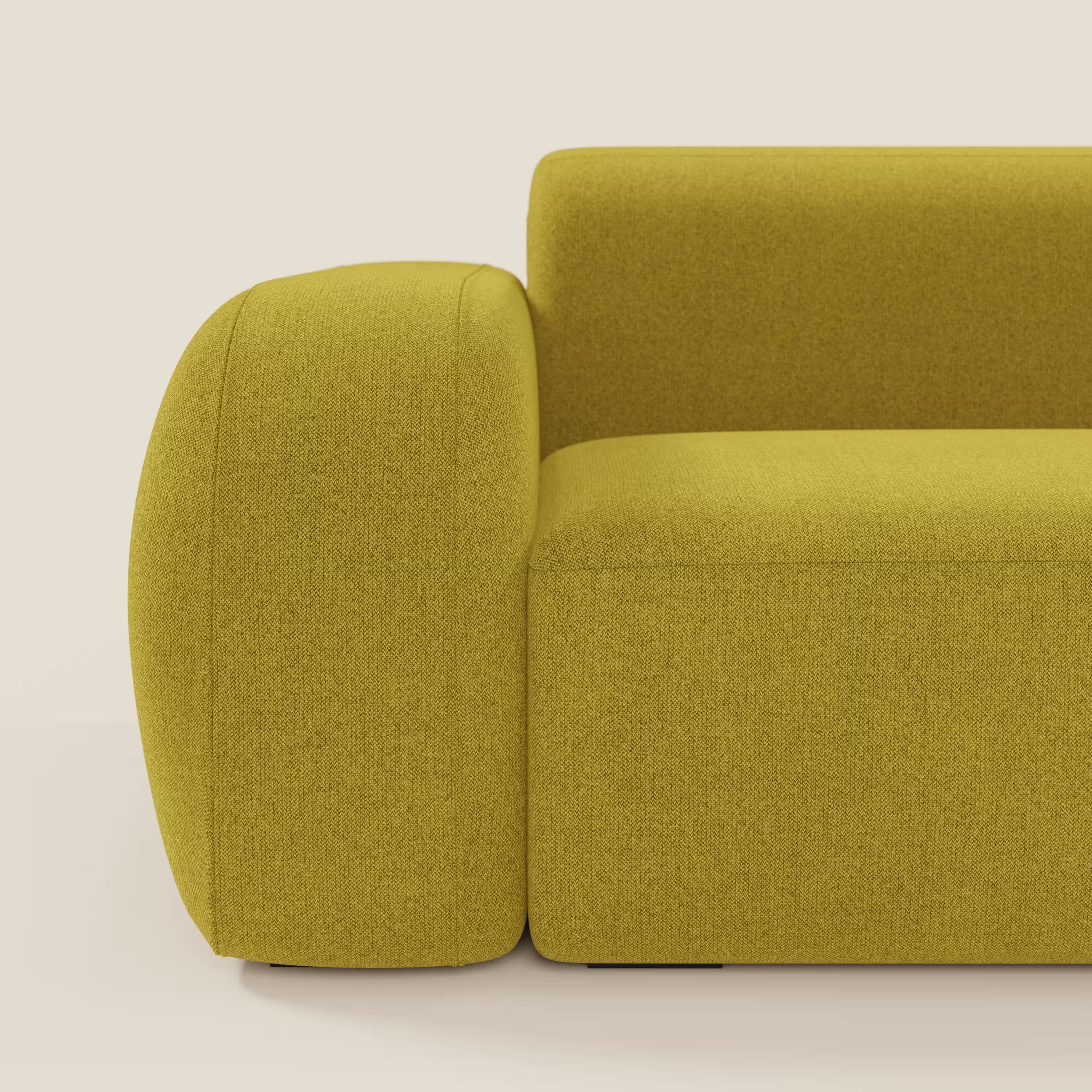 Il BonBon Divano componibile di Divani.Store, in tessuto smacchiabile T23 giallo sole, è caratterizzato da un design squadrato con braccioli arrotondati, cuscini spessi e uno stile minimale.