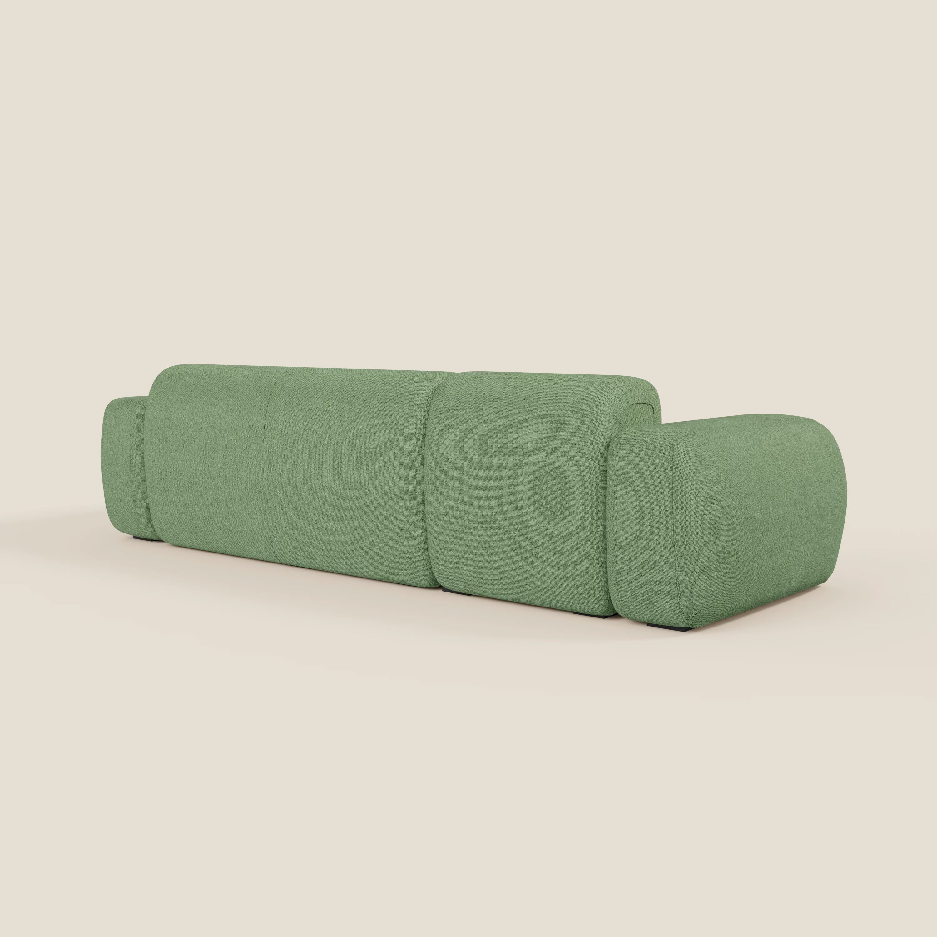 Il BonBon Divano componibile di Divani.Store, presentato in tessuto smacchiabile T23 menta, presenta un design minimalista a tre posti con bordi arrotondati e braccioli imbottiti, visti dallo schienale su uno sfondo beige.