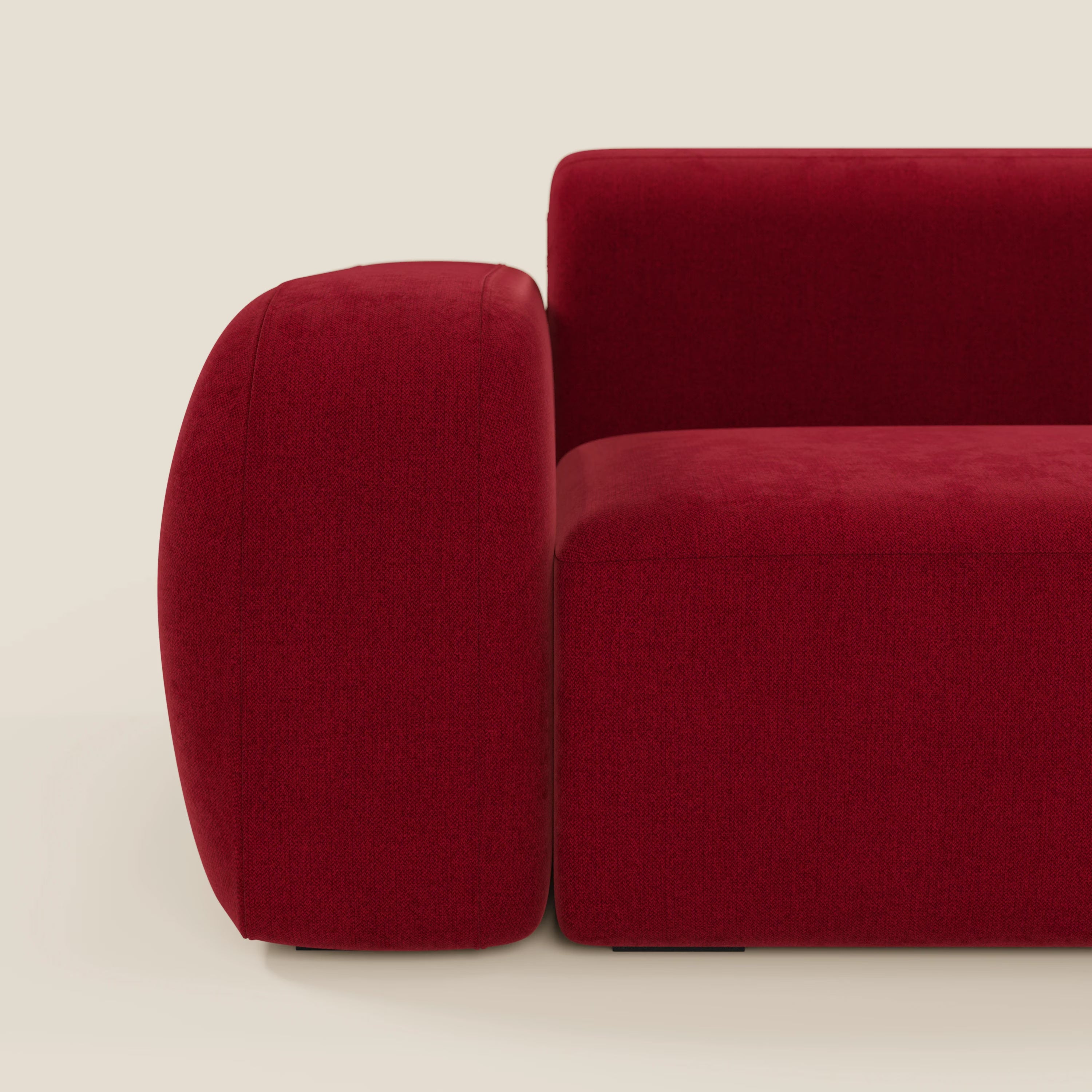 Il divano angolare componibile e modulare BonBon di Divani.Store, presentato in tessuto smacchiabile T23 bordeaux, ha un design morbido e squadrato, con braccioli spessi e bordi lisci, ideale per uno spazio abitativo su misura.