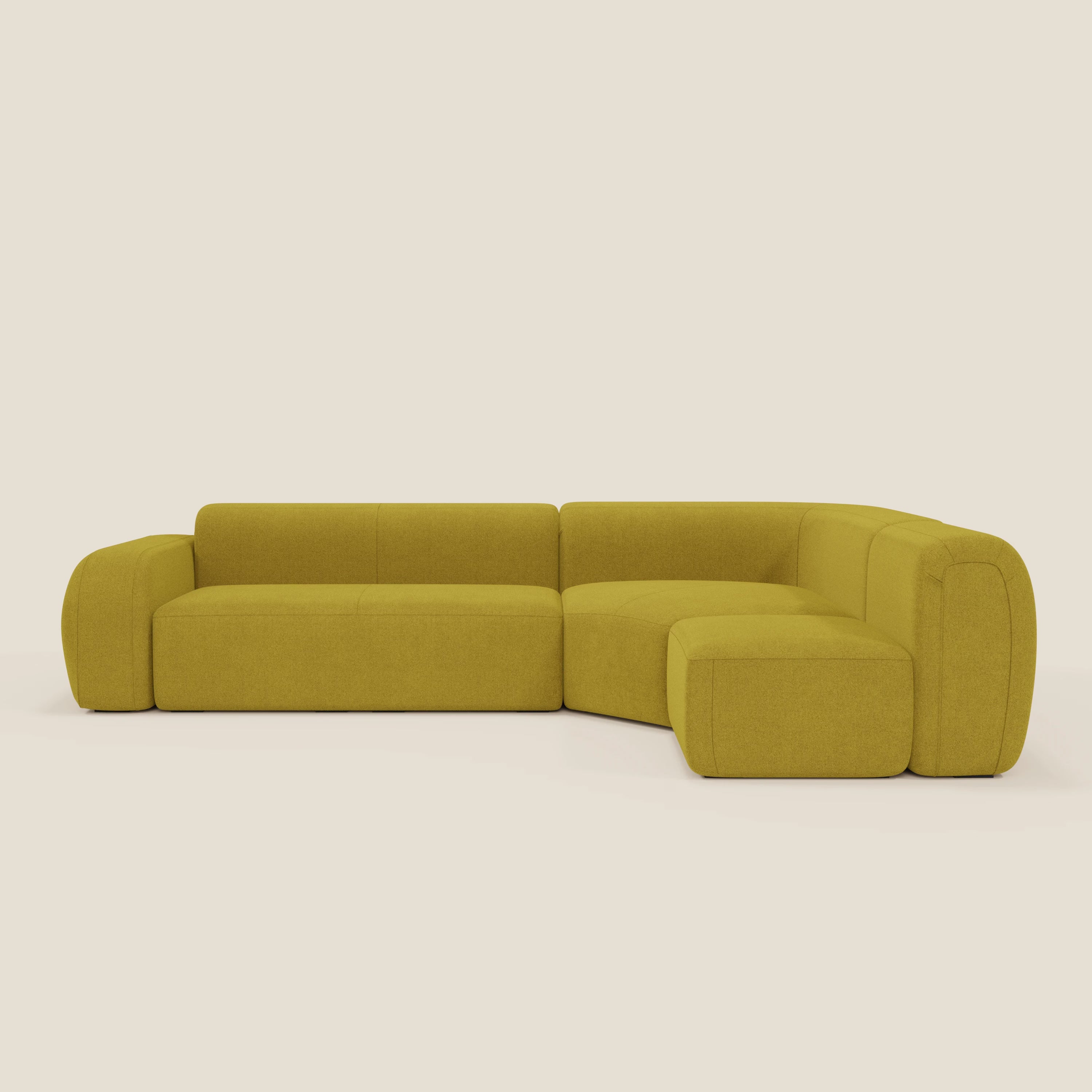 Il divano angolare componibile e modulare BonBon di Divani.Store, in tessuto smacchiabile T23 giallo sole, è caratterizzato da braccioli arrotondati, linee pulite e imbottitura strutturata per un look contemporaneo ed elegante su uno sfondo beige chiaro.