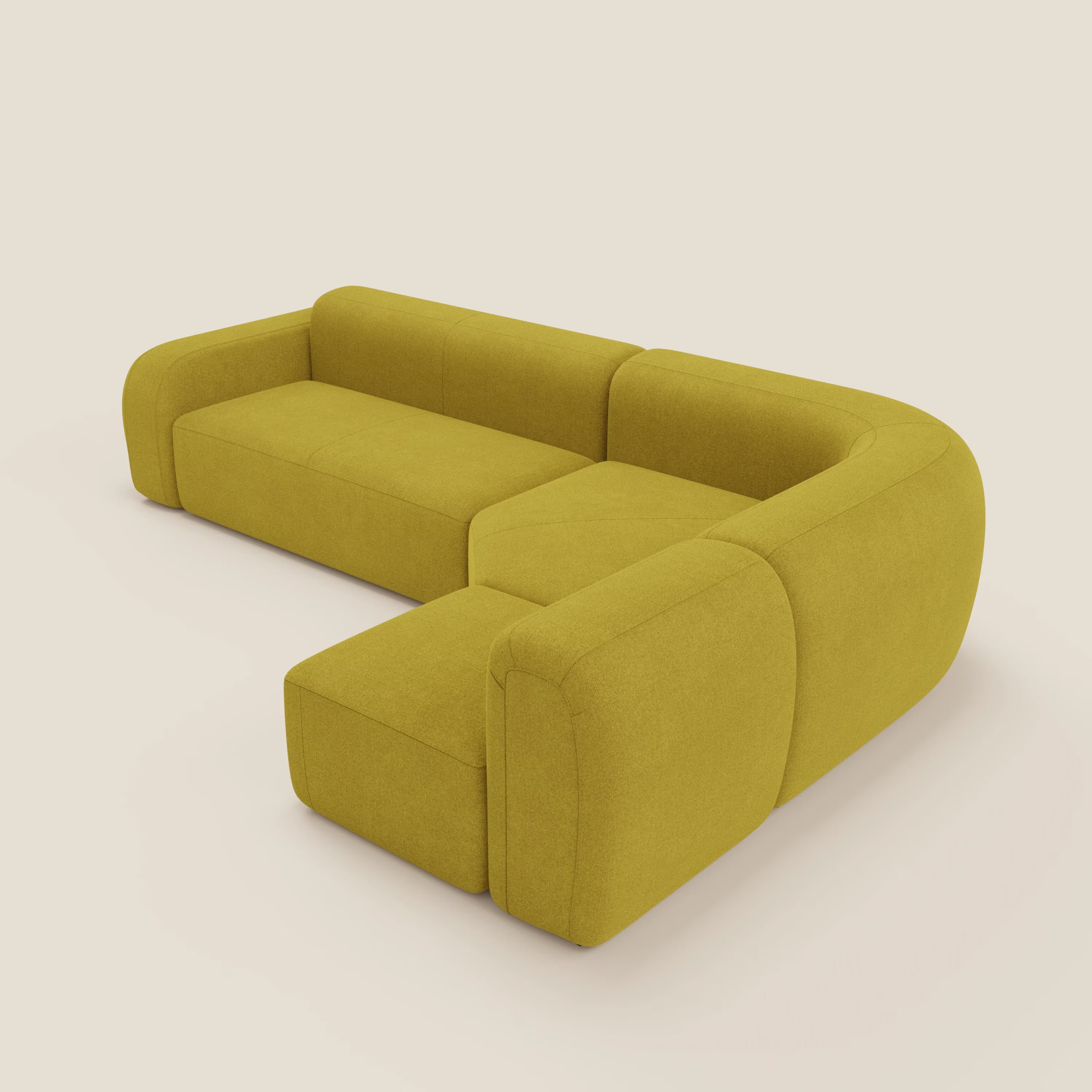 Il divano angolare componibile e modulare BonBon di Divani.Store, rivestito in tessuto smacchiabile T23 giallo sole, è caratterizzato da bordi arrotondati, cuscini bassi e felpati, forma a L con chaise lounge e pouf su sfondo bianco sporco.