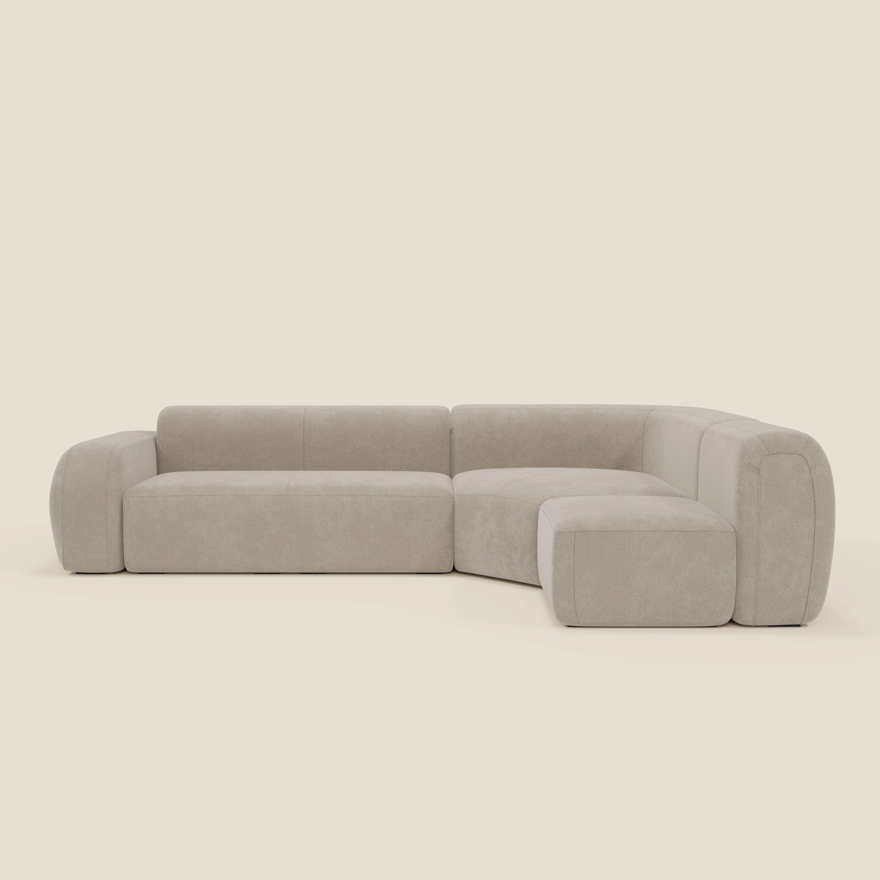 Il divano angolare componibile e modulare BonBon di Divani.Store, in tessuto smacchiabile T23 panna, è caratterizzato da bordi morbidi e arrotondati, schienali bassi, chaise lounge orientata a destra e cuscini spessi per un look moderno.
