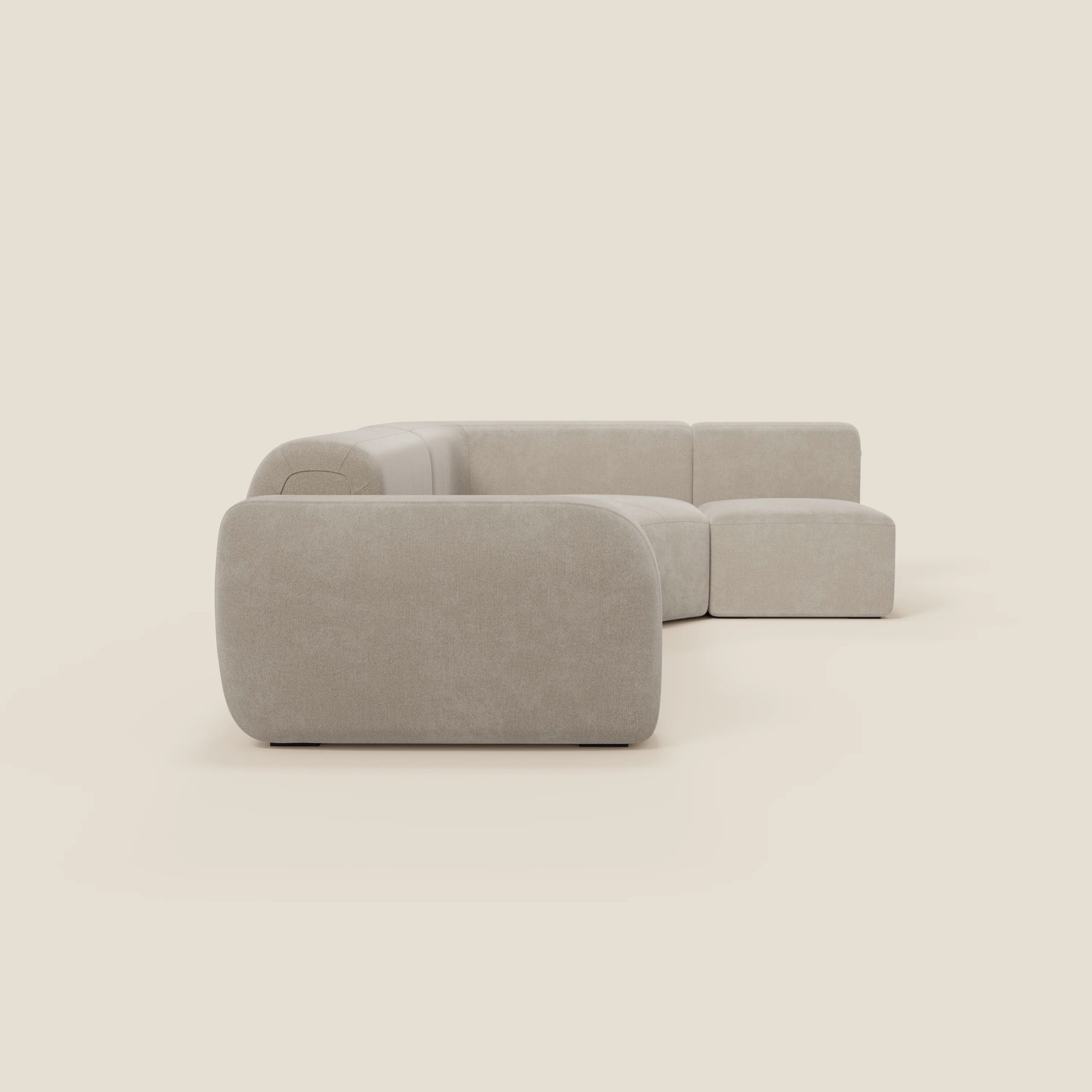 Il divano BonBon angolare componibile e modulare in tessuto smacchiabile T23 panna di Divani.Store aggiunge un punto focale italiano elegante e moderno a qualsiasi stanza.