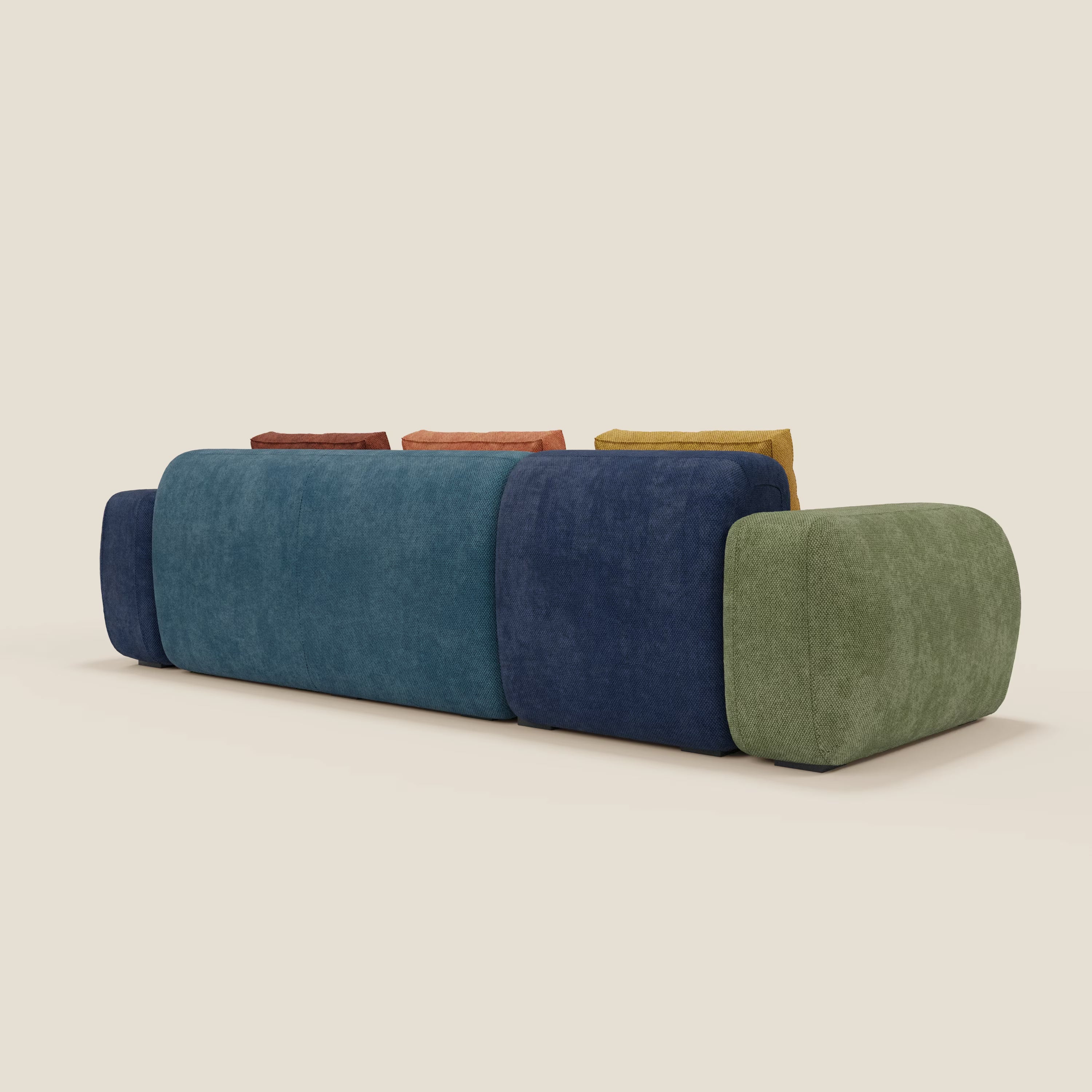 Il divano componibile BonBon a 4 posti - edizione Grande Fratello di Divani.Store è caratterizzato da cuscini blu, verdi e marini, di forma arrotondata, e da quattro cuscini rettangolari per lo schienale di colore rosso, arancione, giallo e marrone su uno sfondo beige chiaro.