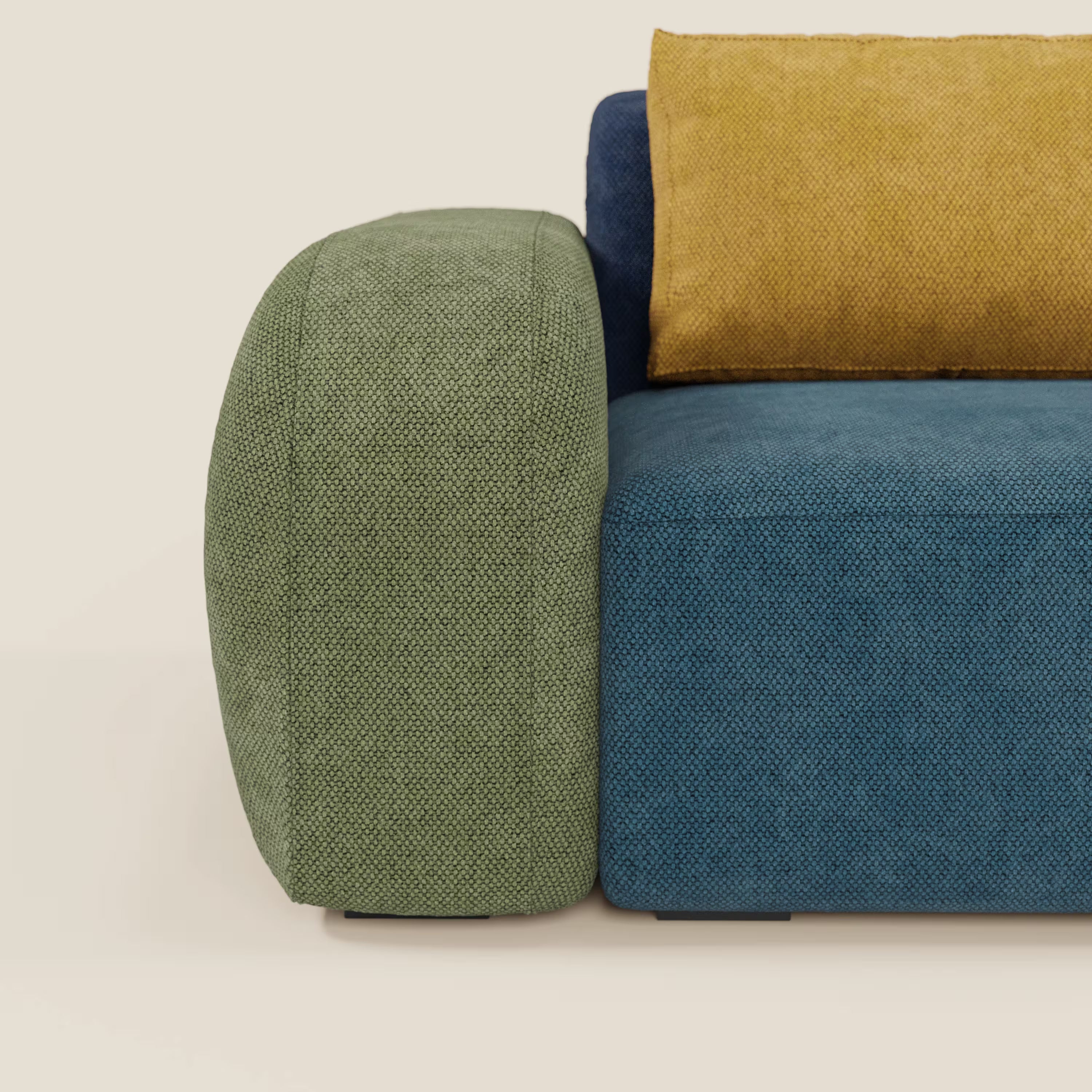 Il divano componibile BonBon a 4 posti - edizione Grande Fratello di Divani.Store è caratterizzato da bracciolo verde, seduta e schienale blu e cuscino giallo senape in tessuto strutturato, su sfondo beige tinta unita. È visibile solo la parte anteriore. Prodotto in Italia.