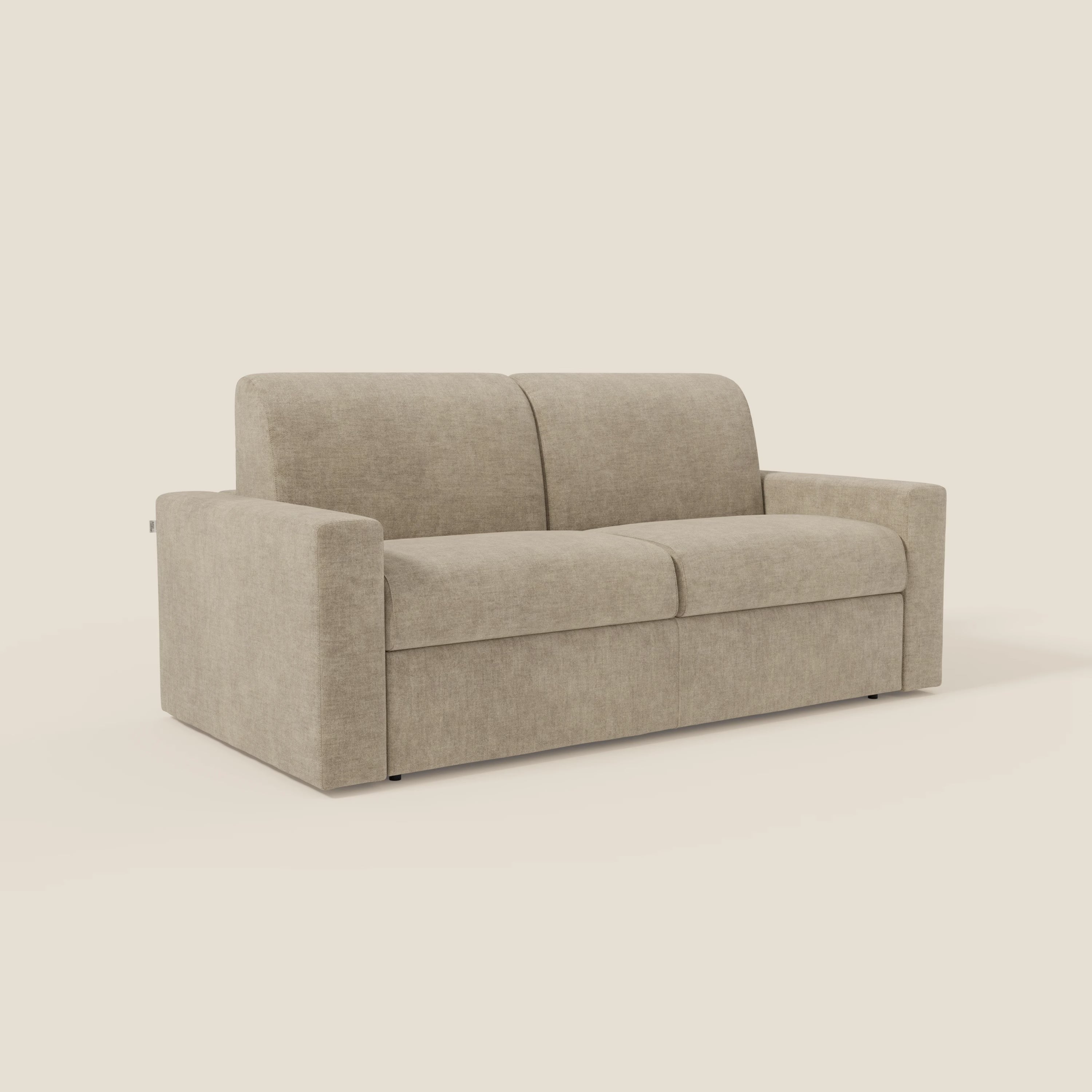 Il Divano letto matrimoniale Diomede di Divani.Store è caratterizzato da un rivestimento in velluto beige sfoderabile e facile da pulire, moderni braccioli squadrati, linee pulite e gambe discrete per un look minimalista su uno sfondo bianco sporco.