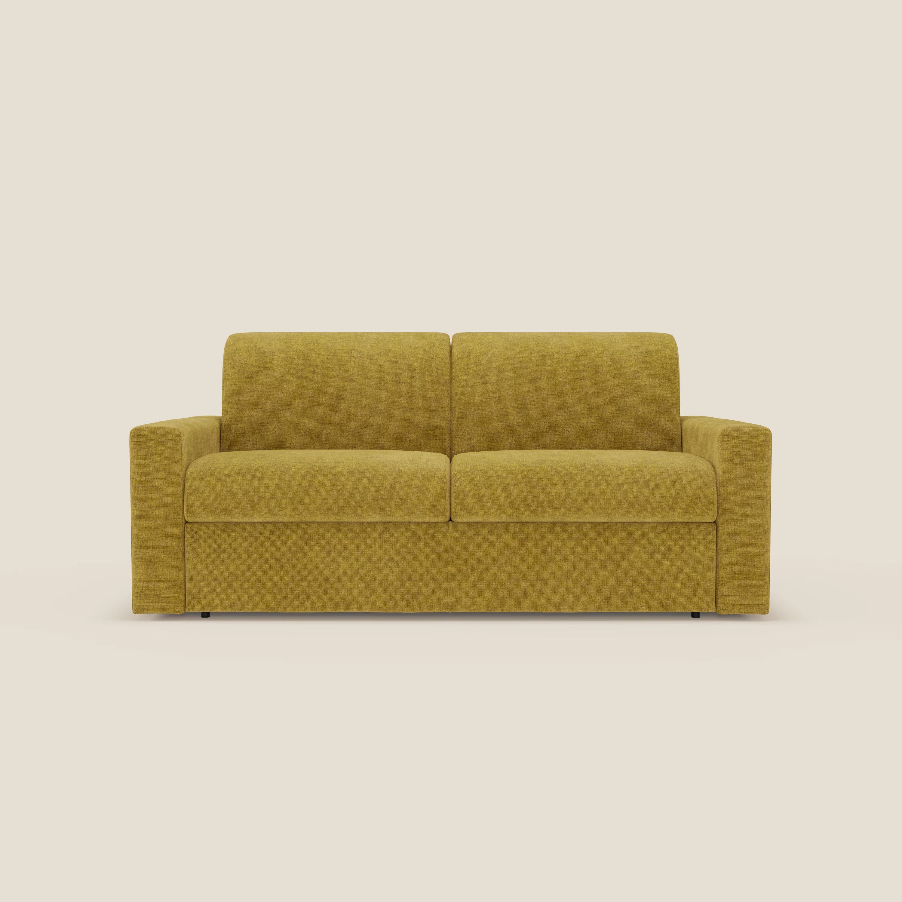 Il Divano letto matrimoniale Diomede di Divani.Store è caratterizzato da un design moderno e dal comfort del velluto giallo T35, facile da pulire, con braccioli bassi e cuscini morbidi, su uno sfondo beige chiaro per un aspetto morbido e invitante.