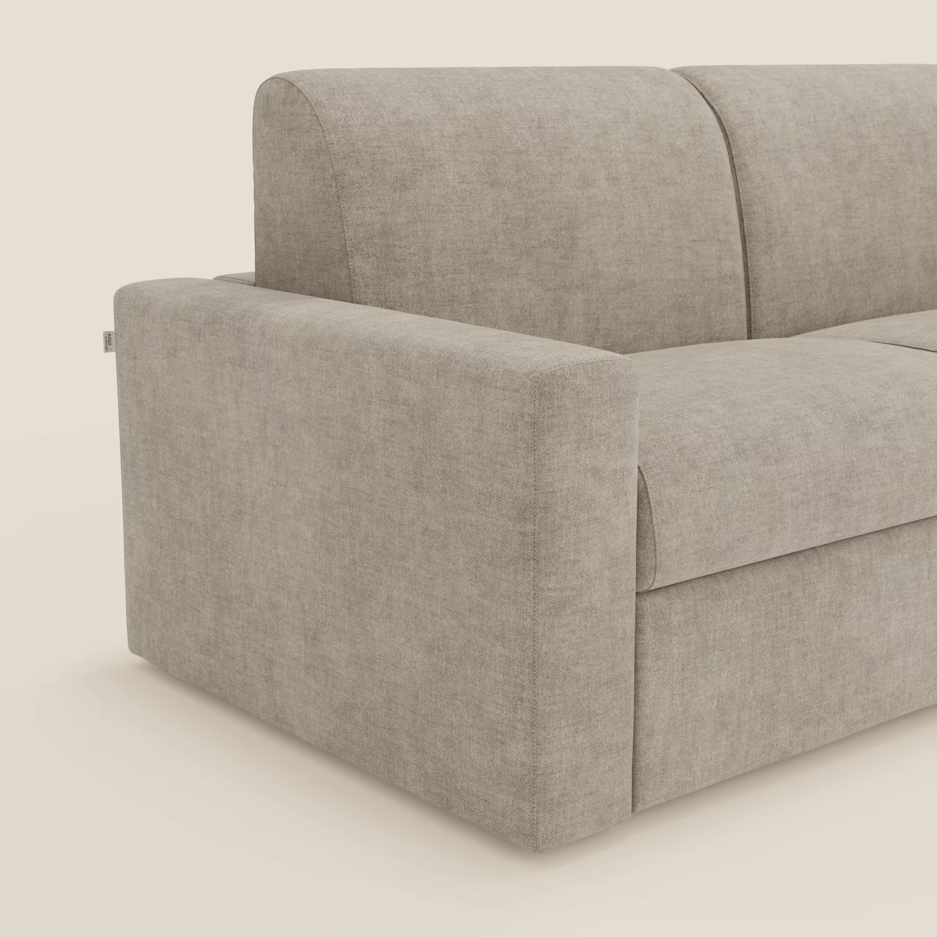 Un primo piano del divano letto matrimoniale Diomede di Divani.Store in panna velluto T35 easy clean mostra il bracciolo sinistro, la seduta e lo schienale, mettendo in evidenza la morbida imbottitura e il design moderno e minimalista su uno sfondo chiaro.