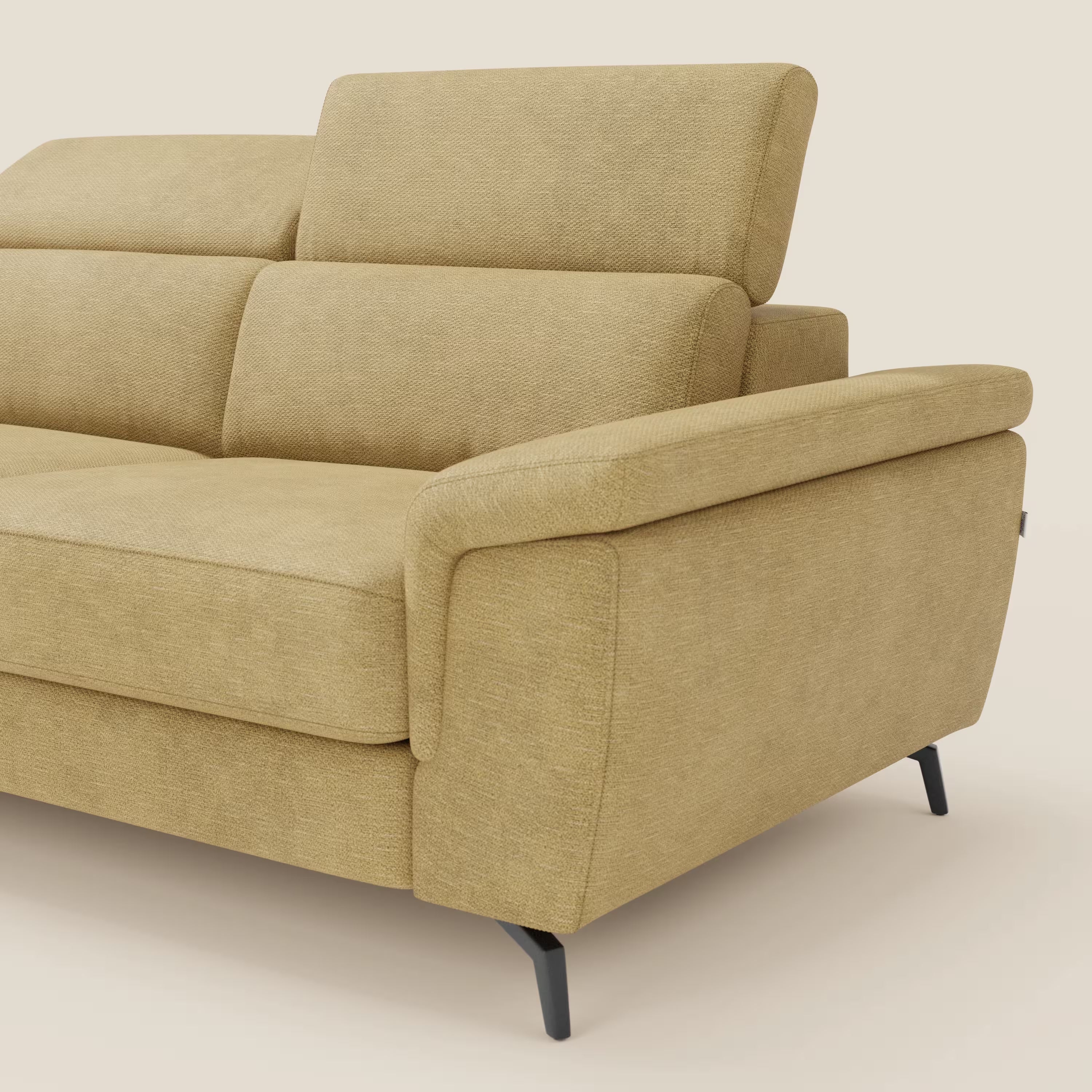 Estro Divano estraibile di Divani.Store è caratterizzato da tessuto impermeabile giallo T14, chaise-longue, poggiatesta reclinabili, ampi braccioli imbottiti, gambe in metallo nero e rivestimento testurizzato. Primo piano del bracciolo e della seduta su uno sfondo chiaro.