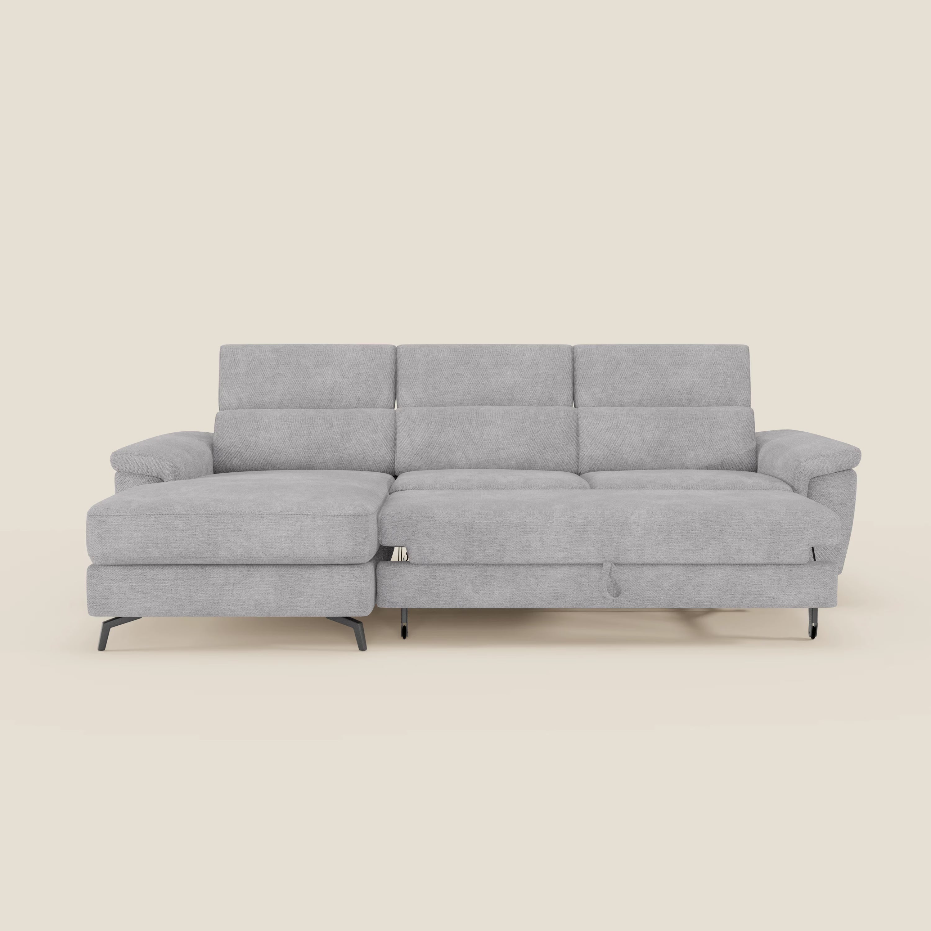 Estro Divano estraibile di Divani.Store è dotato di chaise-longue sinistra, poggiatesta reclinabili, braccioli, gambe nere sottili e seduta estraibile per riposare o dormire. Rivestito in tessuto impermeabile T14 grigio chiaro.