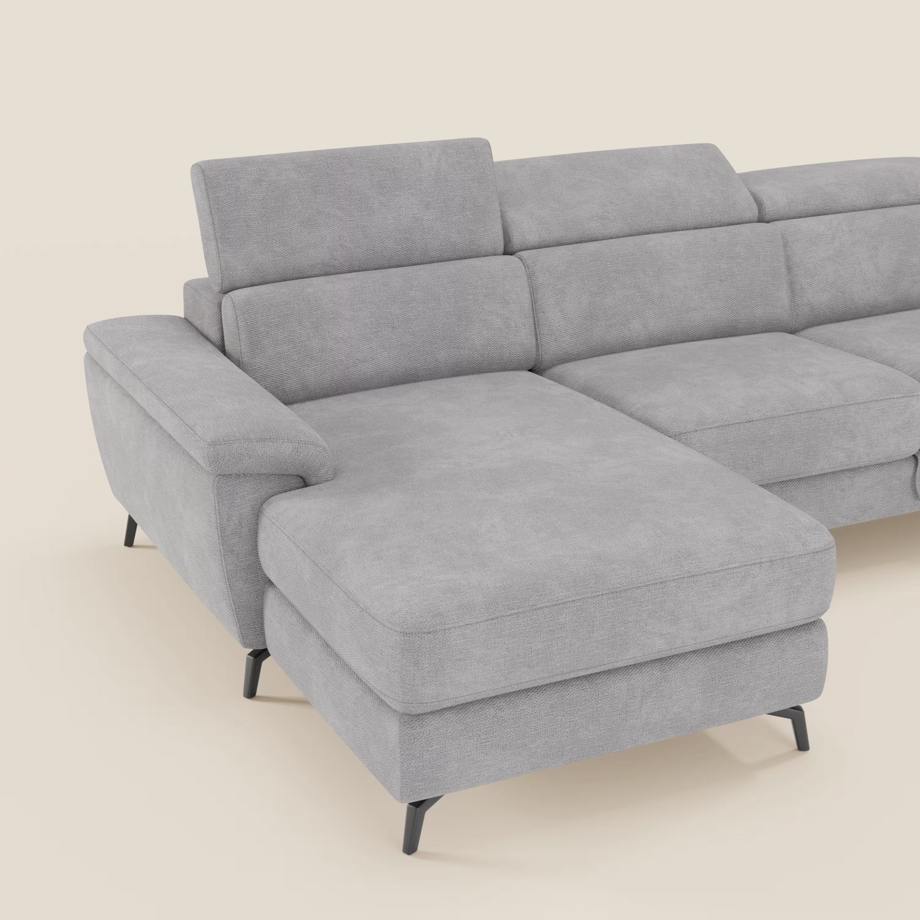 Estro Divano estraibile di Divani.Store è caratterizzato da una chaise-longue sinistra, poggiatesta reclinabili e cuscini in tessuto impermeabile T14 grigio chiaro con gambe in metallo angolate nere, il tutto su uno sfondo bianco sporco.