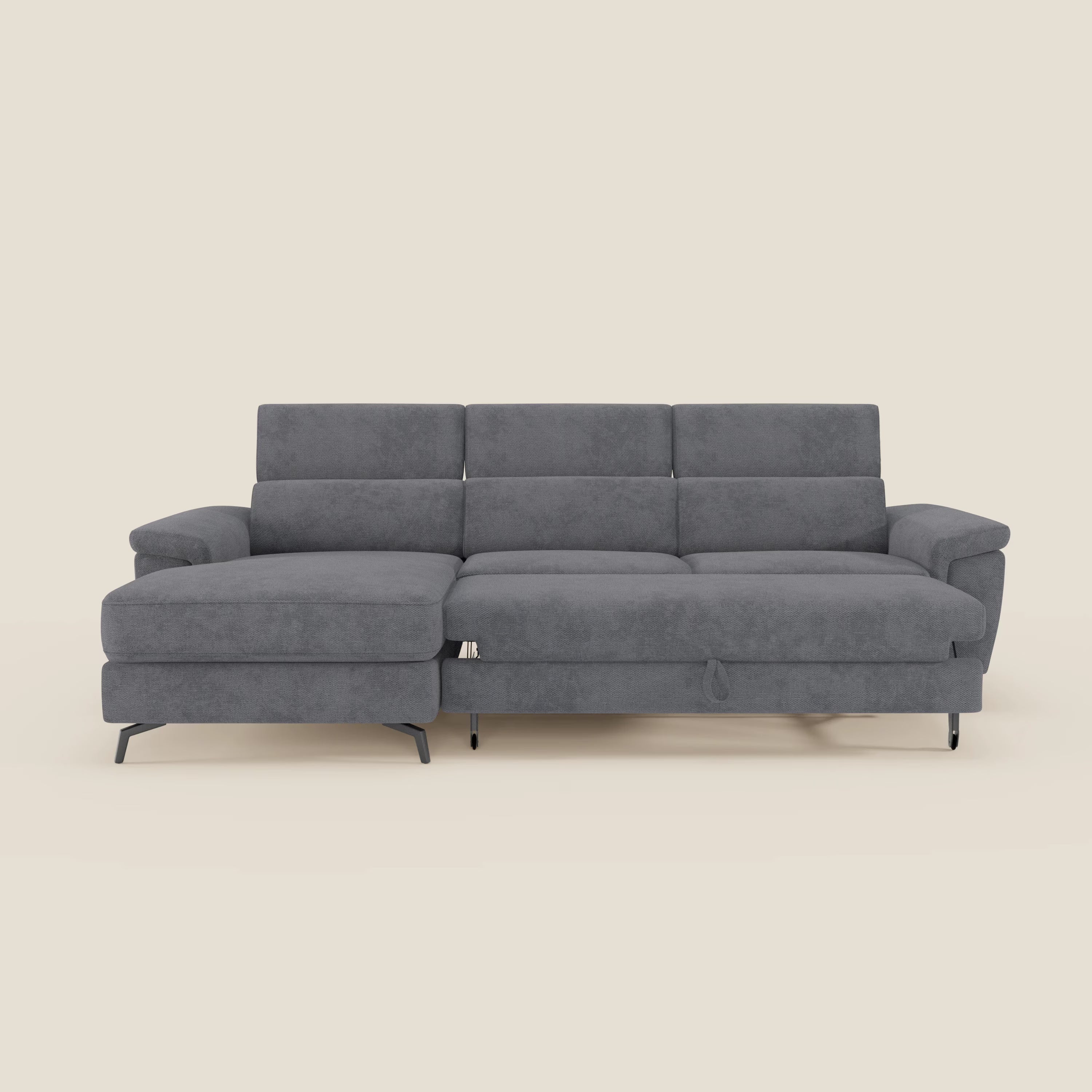 Estro Divano estraibile di Divani.Store è un moderno componibile in tessuto impermeabile T14 grigio con chaise-longue sinistra, poggiatesta reclinabile regolabile e sottili gambe nere, presentato su un semplice sfondo bianco sporco.