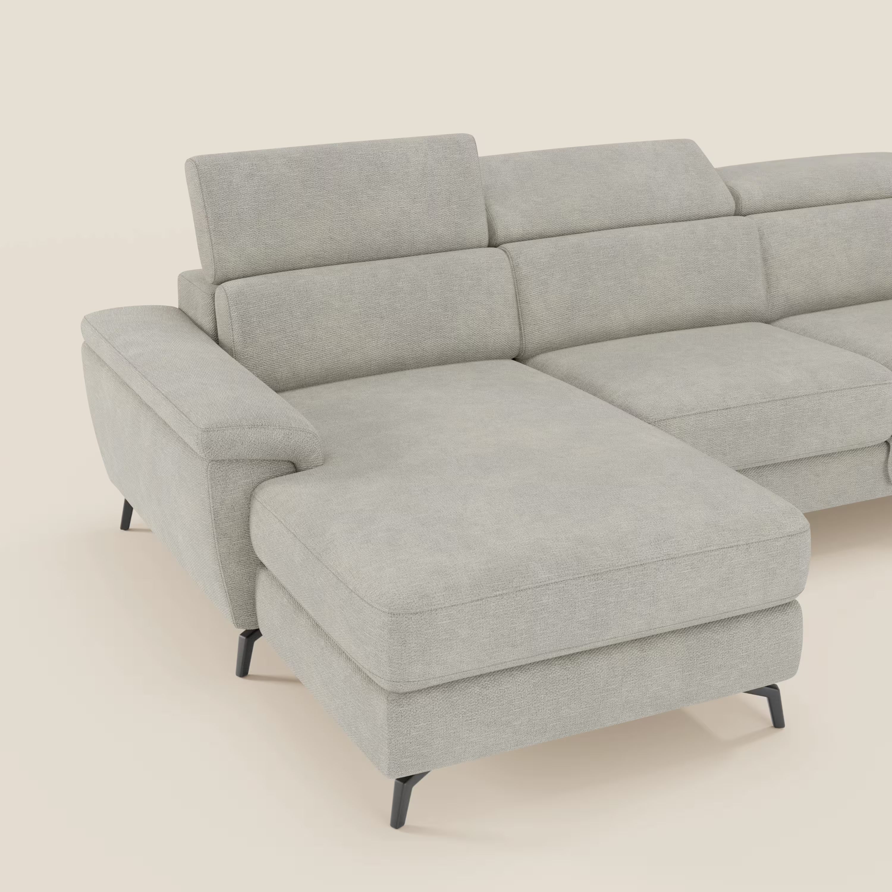 L'Estro Divano estraibile di Divani.Store, in tessuto impermeabile T14 panna, è caratterizzato da una chaise-longue sinistra, poggiatesta reclinabili, cuscini in feltro e sottili gambe in metallo nero su uno sfondo beige neutro.