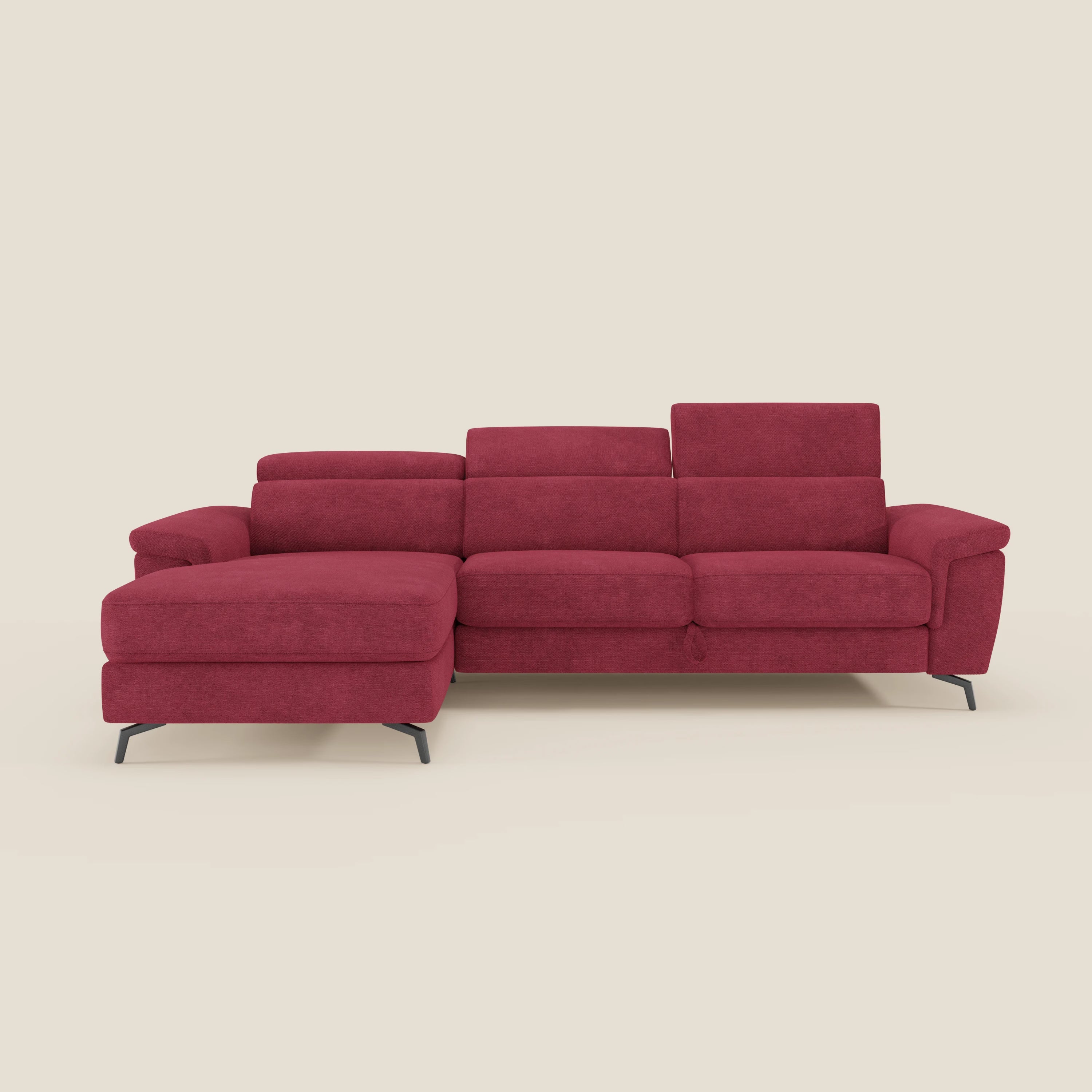 Il divano estraibile Estro di Divani.Store è caratterizzato da tessuto impermeabile rosso T14, chaise-longue sinistra, poggiatesta regolabili, cuscini morbidi e gambe angolari nere, su sfondo bianco sporco.