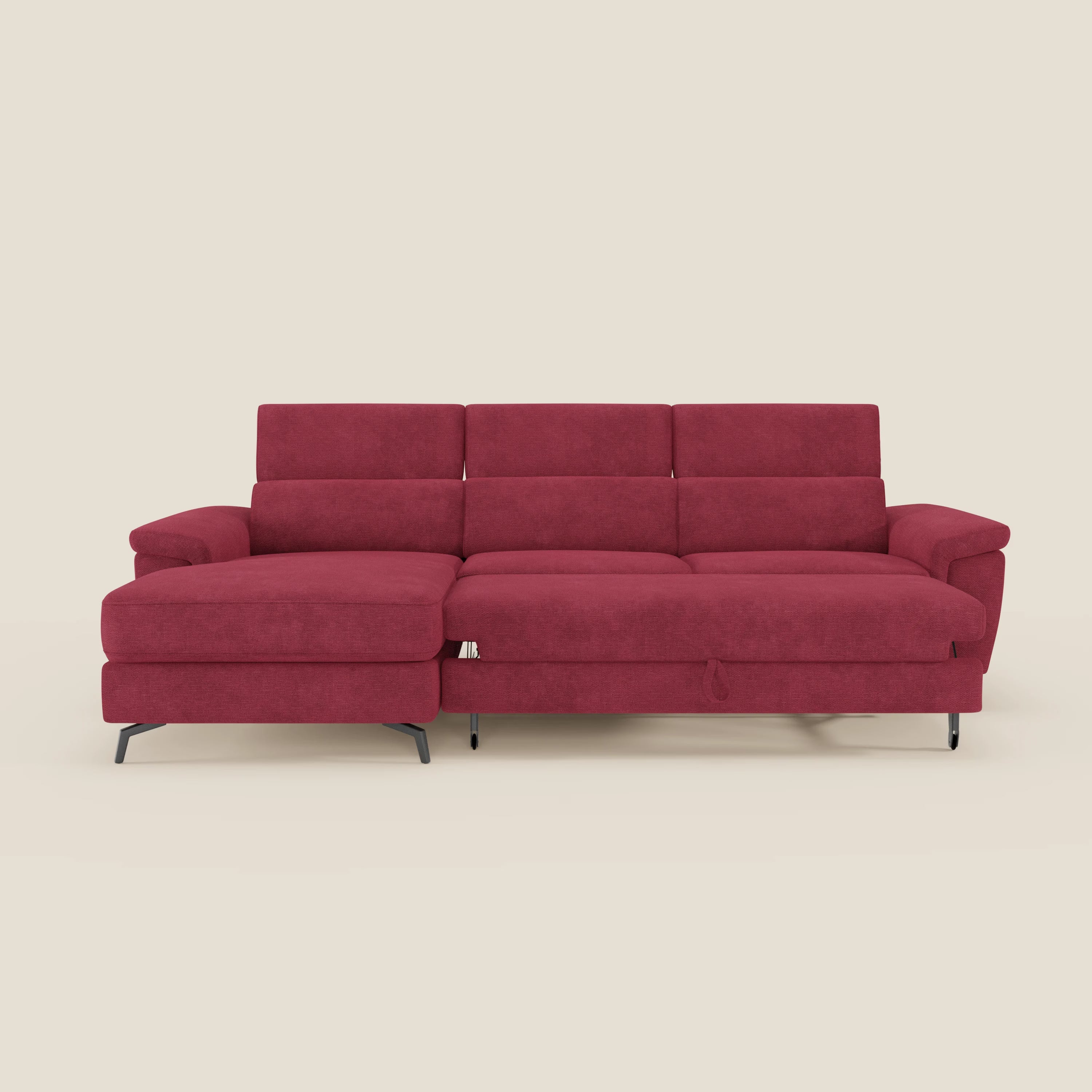 Il divano estraibile Estro di Divani.Store è caratterizzato da tessuto impermeabile rosso T14, chaise longue sinistra, tre poggiatesta reclinabili, ampi braccioli, gambe in metallo nero e schienale estraibile parzialmente esteso su sfondo beige.