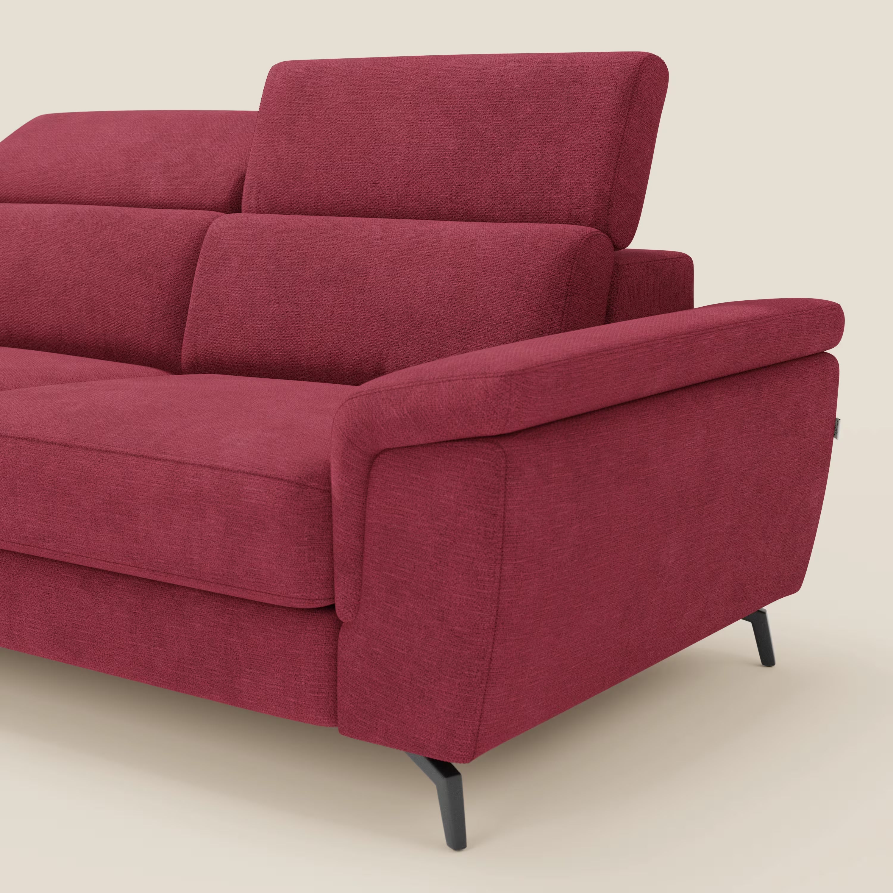Estro Divano estraibile di Divani.Store è caratterizzato da un tessuto impermeabile rosso T14, chaise-longue, poggiatesta reclinabili, ampi braccioli imbottiti e gambe in metallo nero: il rivestimento testurizzato e il design moderno spiccano su uno sfondo semplice.