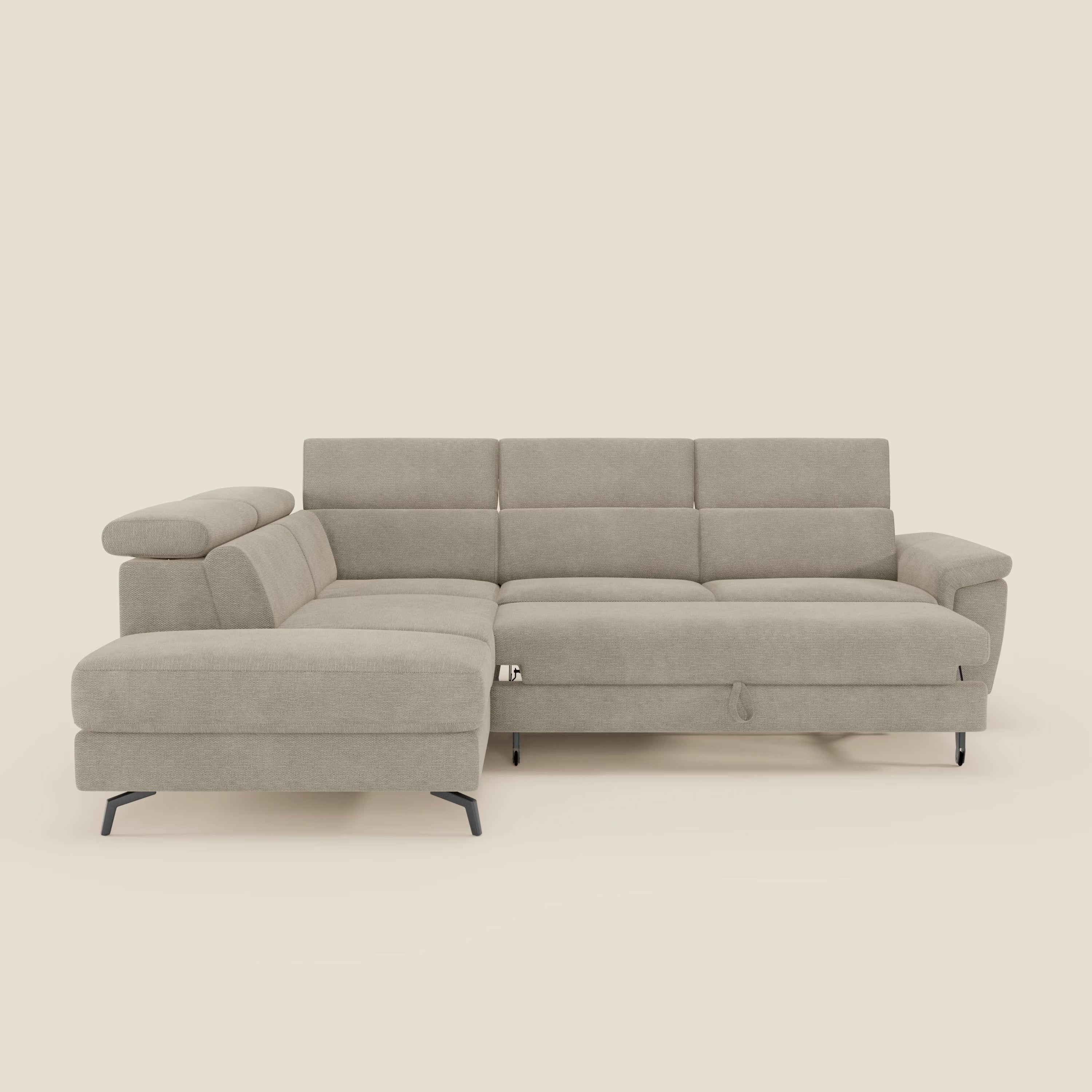 Il divano angolare estraibile Estro di Divani.Store è dotato di chaise longue, poggiatesta reclinabili e rivestimento in tessuto impermeabile T14 beige per un comfort moderno e una facile manutenzione.
