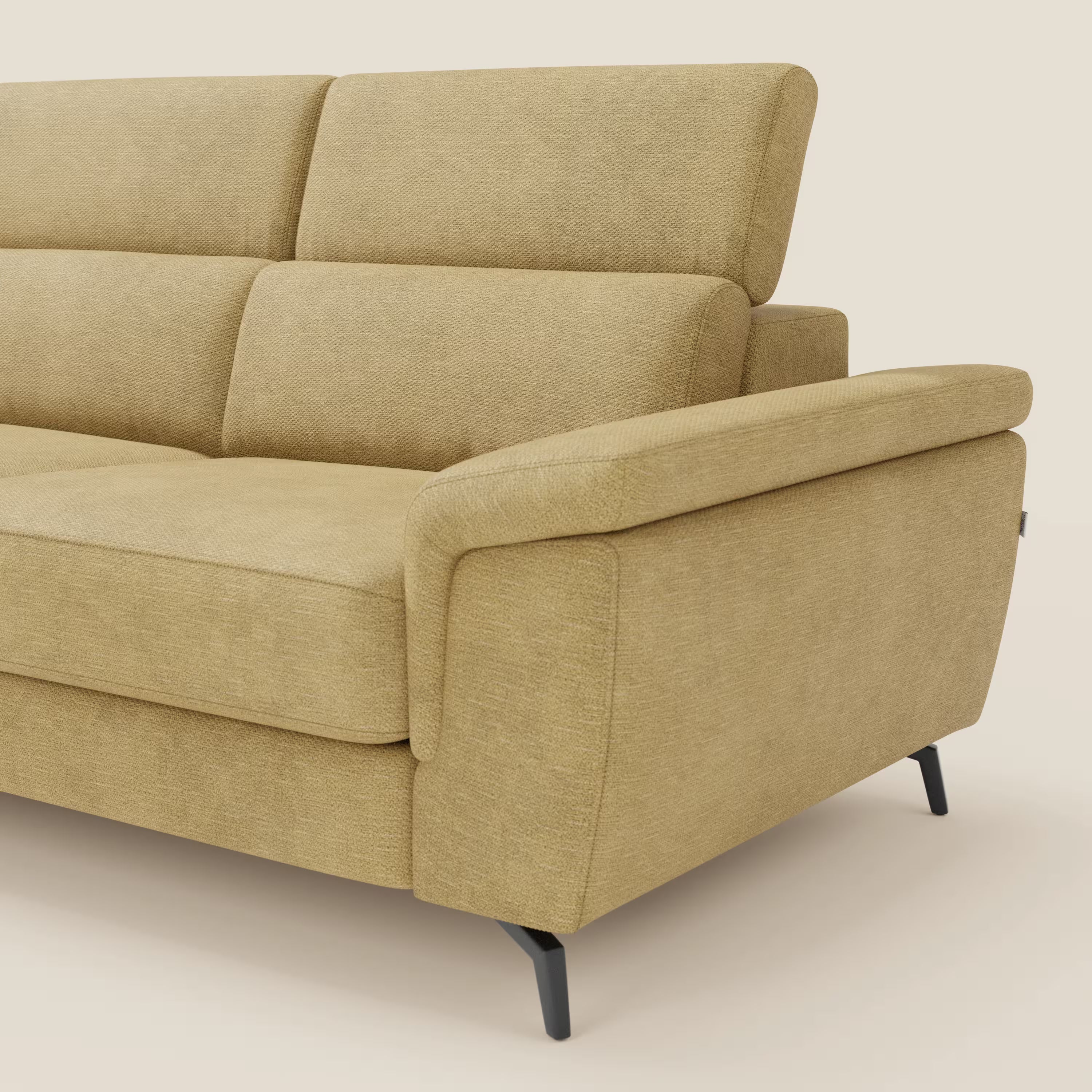 Il divano angolare estraibile Estro Divano di Divani.Store è caratterizzato da poggiatesta reclinabili, ampi braccioli e gambe in metallo nero, rivestite in tessuto impermeabile T14 giallo. Il suo design minimalista e le sue linee pulite offrono un look moderno.