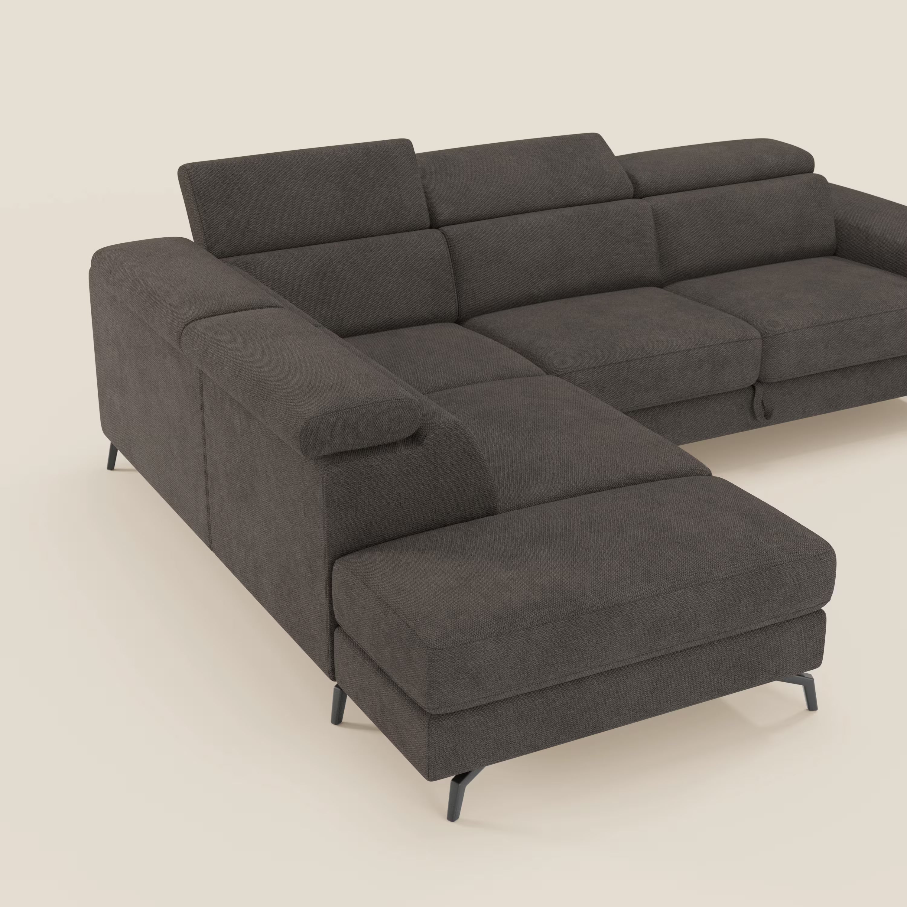 Il divano angolare estraibile Estro Divano di Divani.Store è caratterizzato da un tessuto impermeabile marrone T14, poggiatesta reclinabili, morbidi cuscini e sottili gambe in metallo nero. La chaise longue si estende verso sinistra per una maggiore seduta e comfort su uno sfondo beige chiaro.