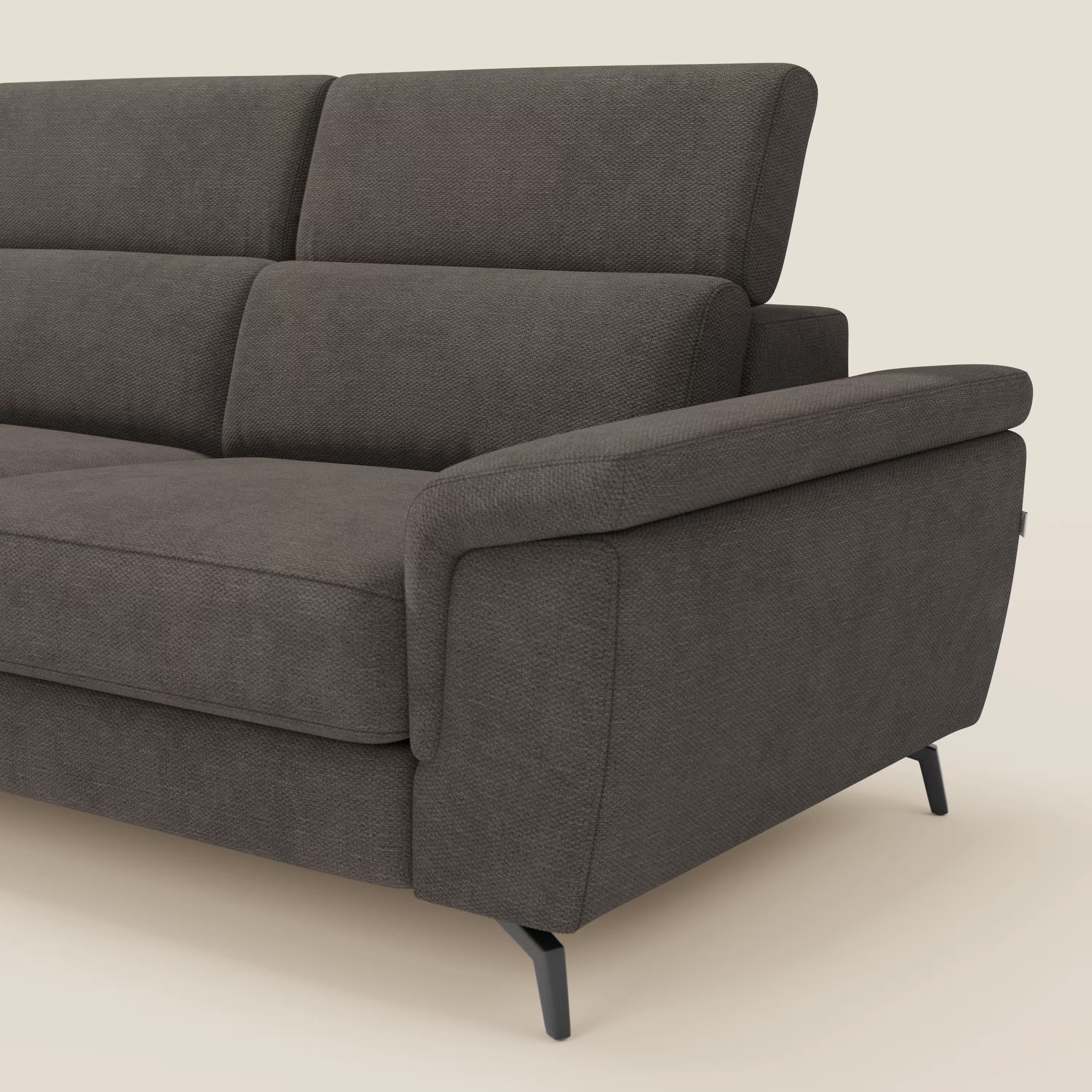 Un primo piano di Estro Divano angolare estraibile di Divani.Store, caratterizzato da linee eleganti, poggiatesta reclinabili e tessuto impermeabile T14 marrone per un comfort e uno stile superiori.