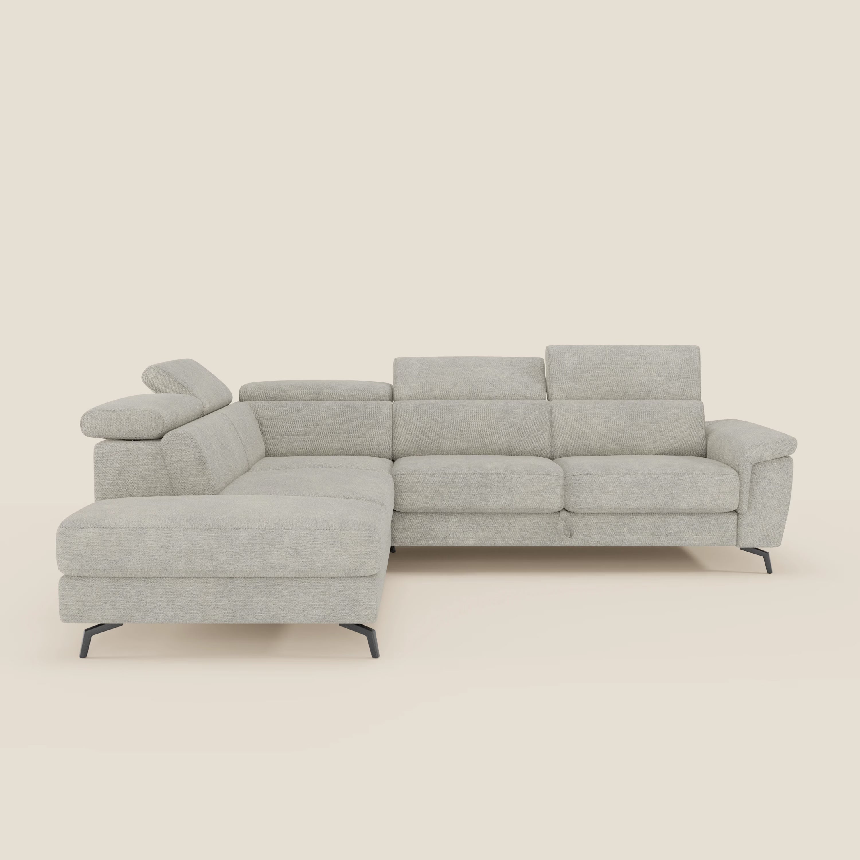 Il divano angolare estraibile Estro di Divani.Store è caratterizzato da poggiatesta reclinabili, tessuto panna T14 impermeabile, cuscini in tessuto, sottili gambe in metallo nero e una chaise longue rivolta a sinistra per una seduta elegante e confortevole su uno sfondo beige chiaro.