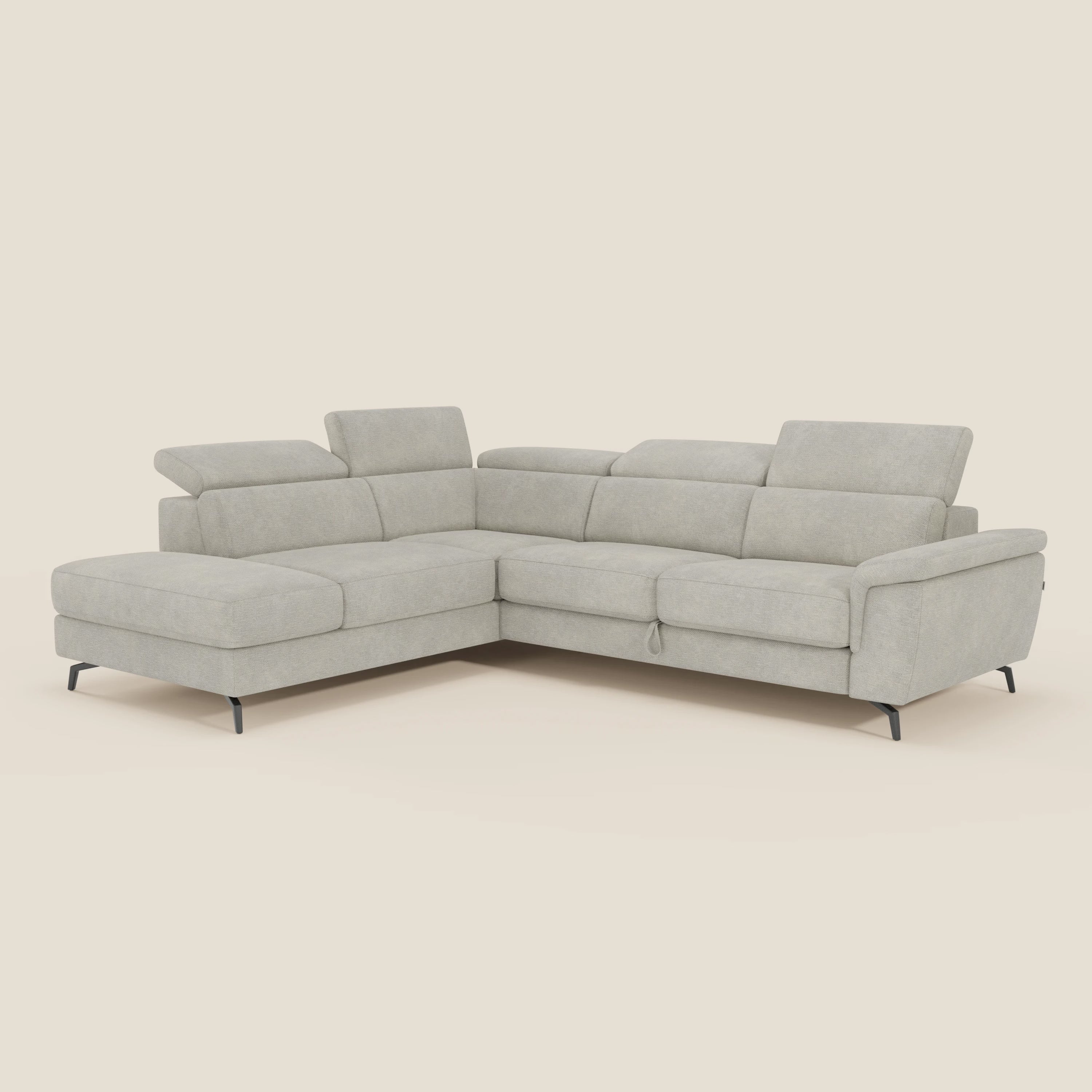 Il divano angolare estraibile Estro Divano di Divani.Store è caratterizzato da poggiatesta reclinabili, chaise longue sinistra e gambe sottili in metallo nero con tessuto impermeabile T14 panna, su sfondo crema per un look moderno.