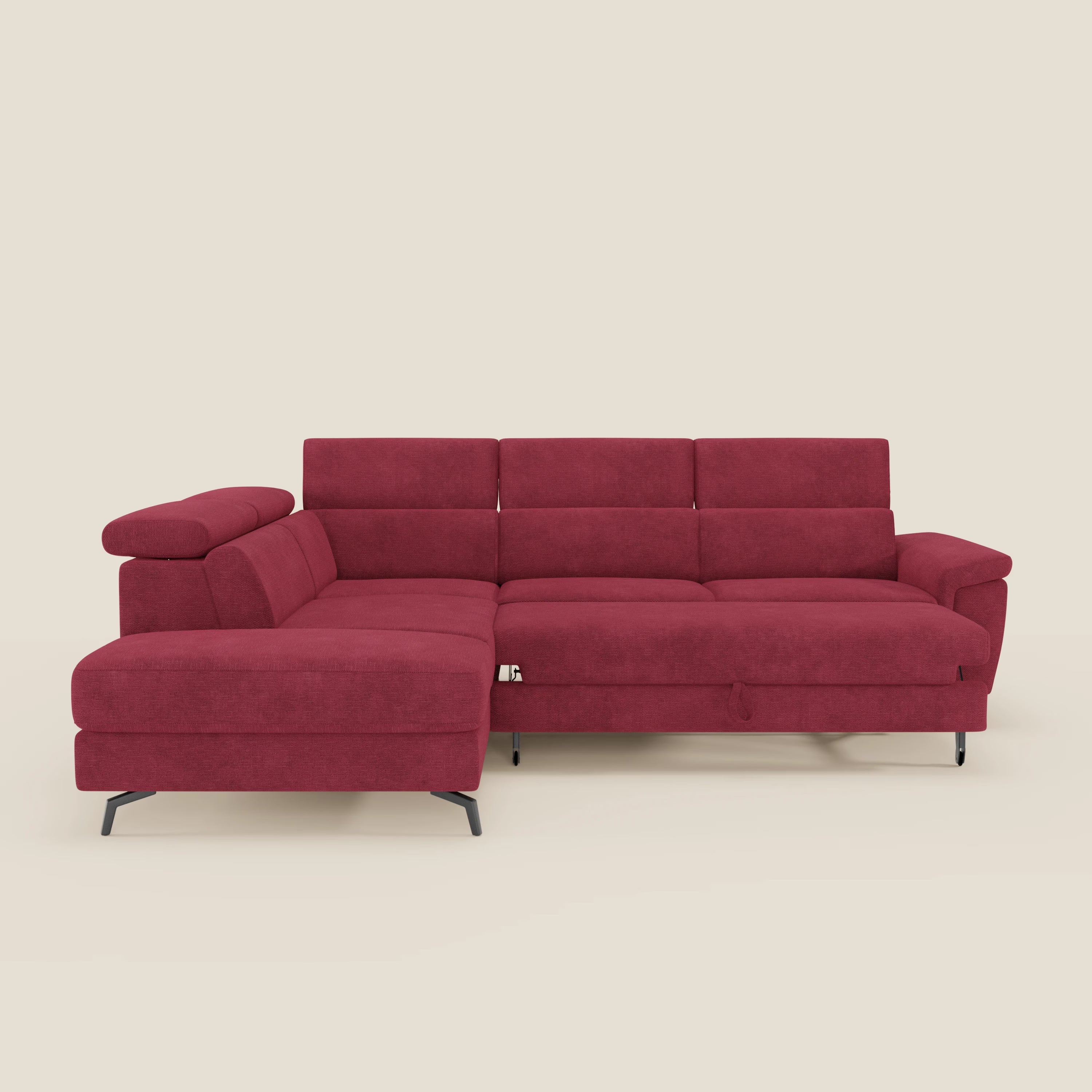 Estro Divano angolare estraibile di Divani.Store è un divano componibile rosso a L in tessuto impermeabile T14, con poggiatesta reclinabili, chaise longue a sinistra e sottili gambe nere su sfondo beige.