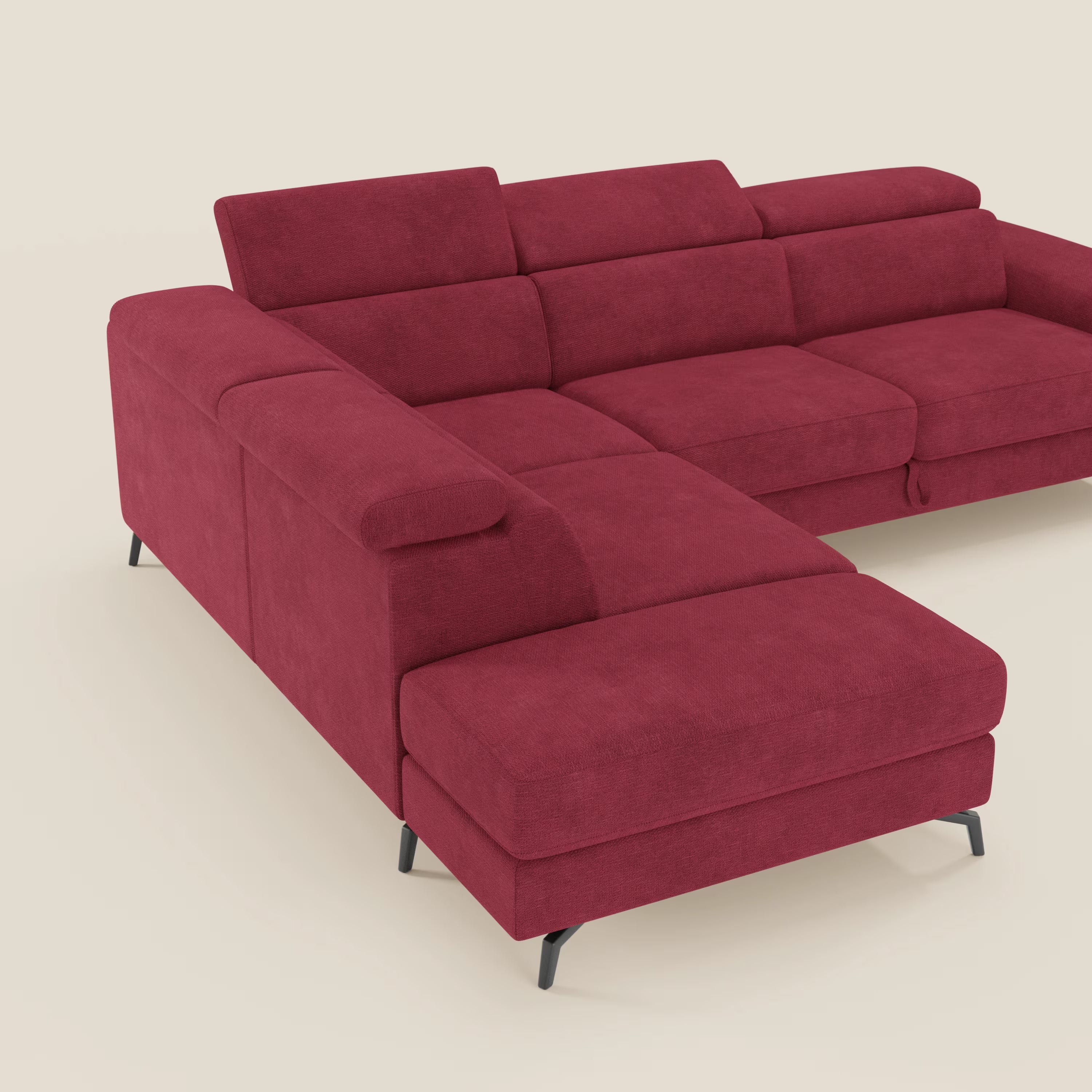 L'Estro Divano angolare estraibile di Divani.Store è un divano a L in tessuto impermeabile rosso T14, con cuscini in feltro, ampi braccioli, poggiatesta reclinabili, sottili gambe in metallo nero, su sfondo beige.