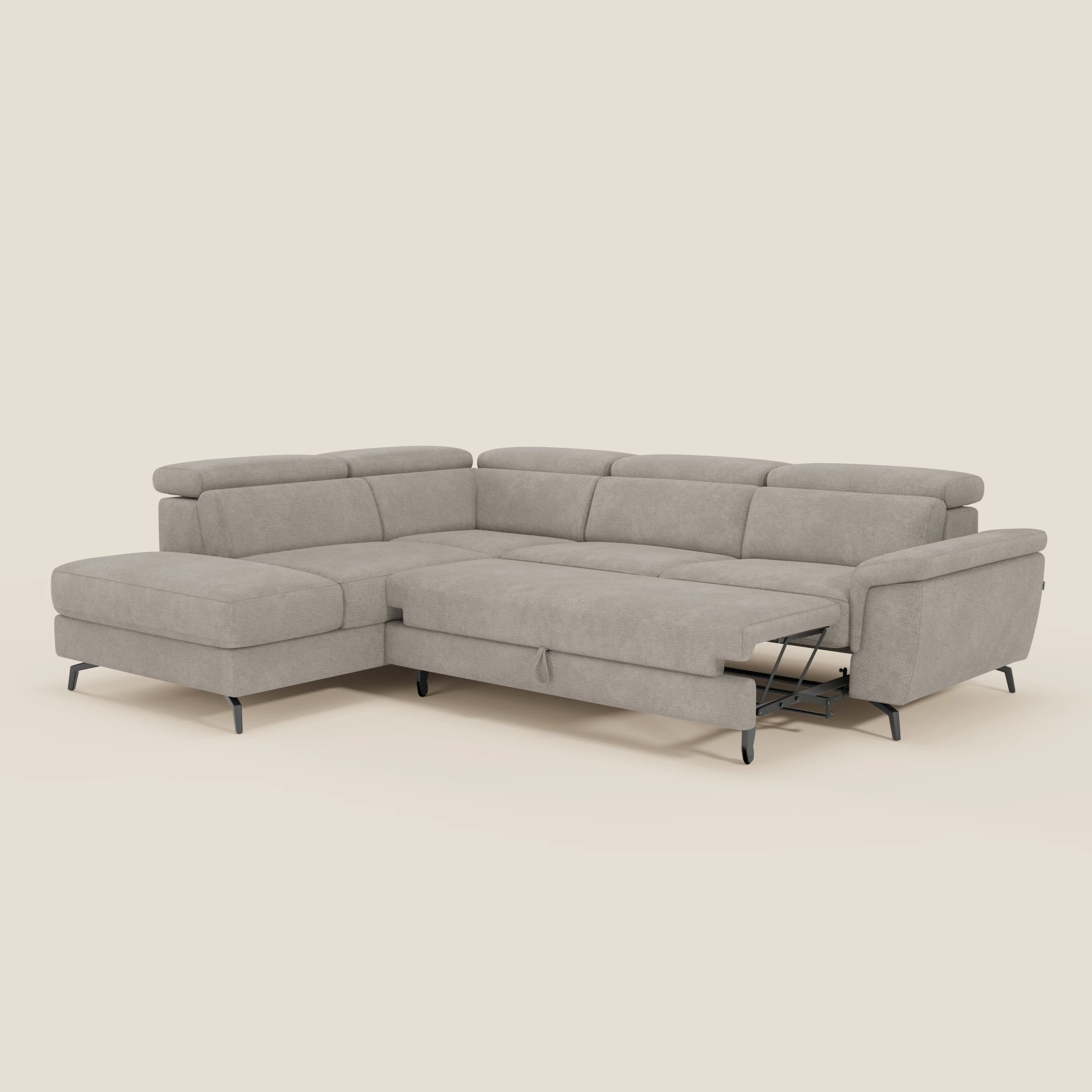 Il divano angolare estraibile Estro Divano di Divani.Store in tessuto impermeabile T14 tortora è caratterizzato da chaise longue sinistra, seduta parzialmente estesa, poggiatesta regolabili, gambe sottili in metallo nero e linee pulite su uno sfondo bianco sporco.