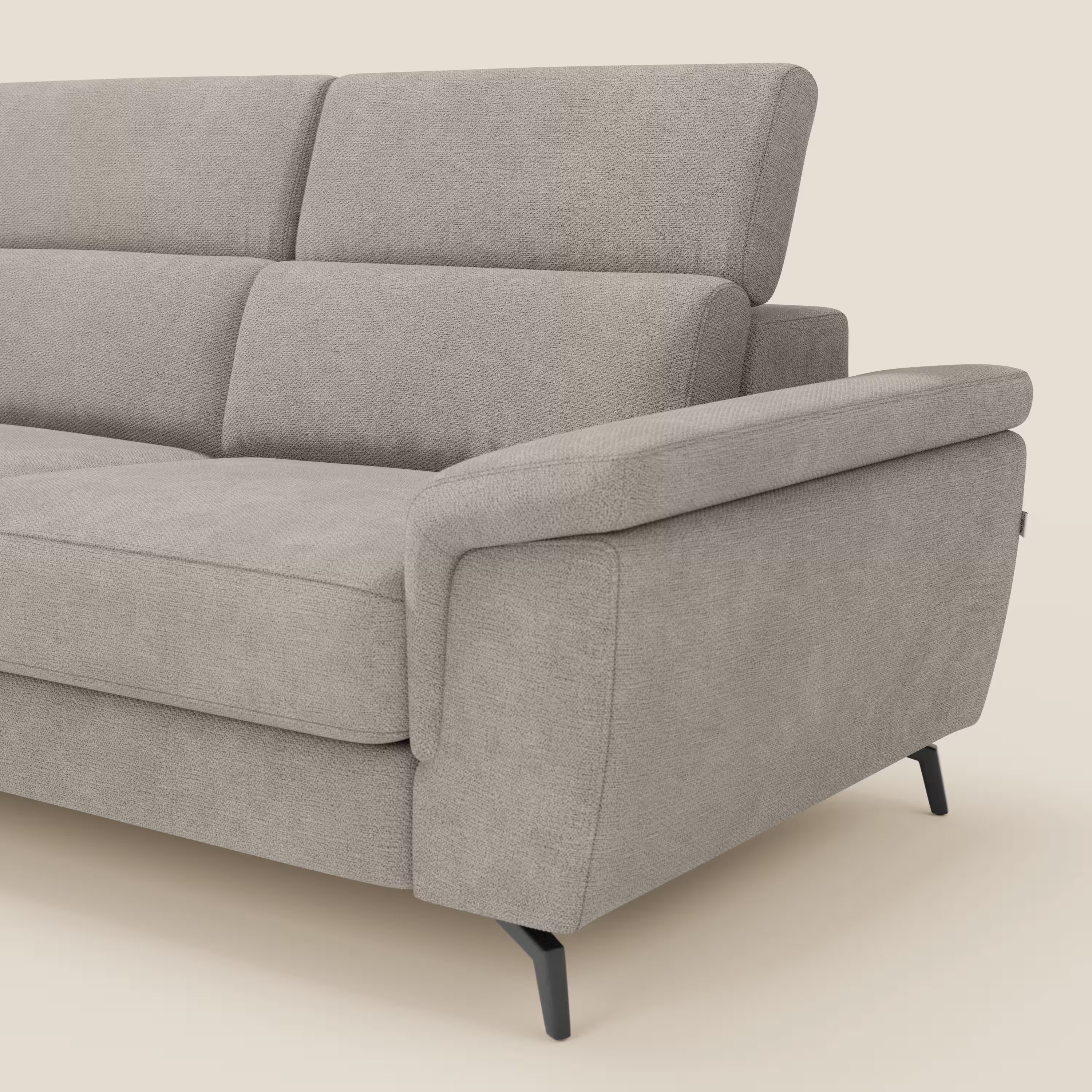 Il divano angolare estraibile Estro Divano di Divani.Store è caratterizzato da tessuto tortora T14 impermeabile, poggiatesta regolabili, ampi braccioli, schienale imbottito e alte gambe in metallo nero. L'immagine mostra il lato destro e il frontale su uno sfondo a tinta unita.