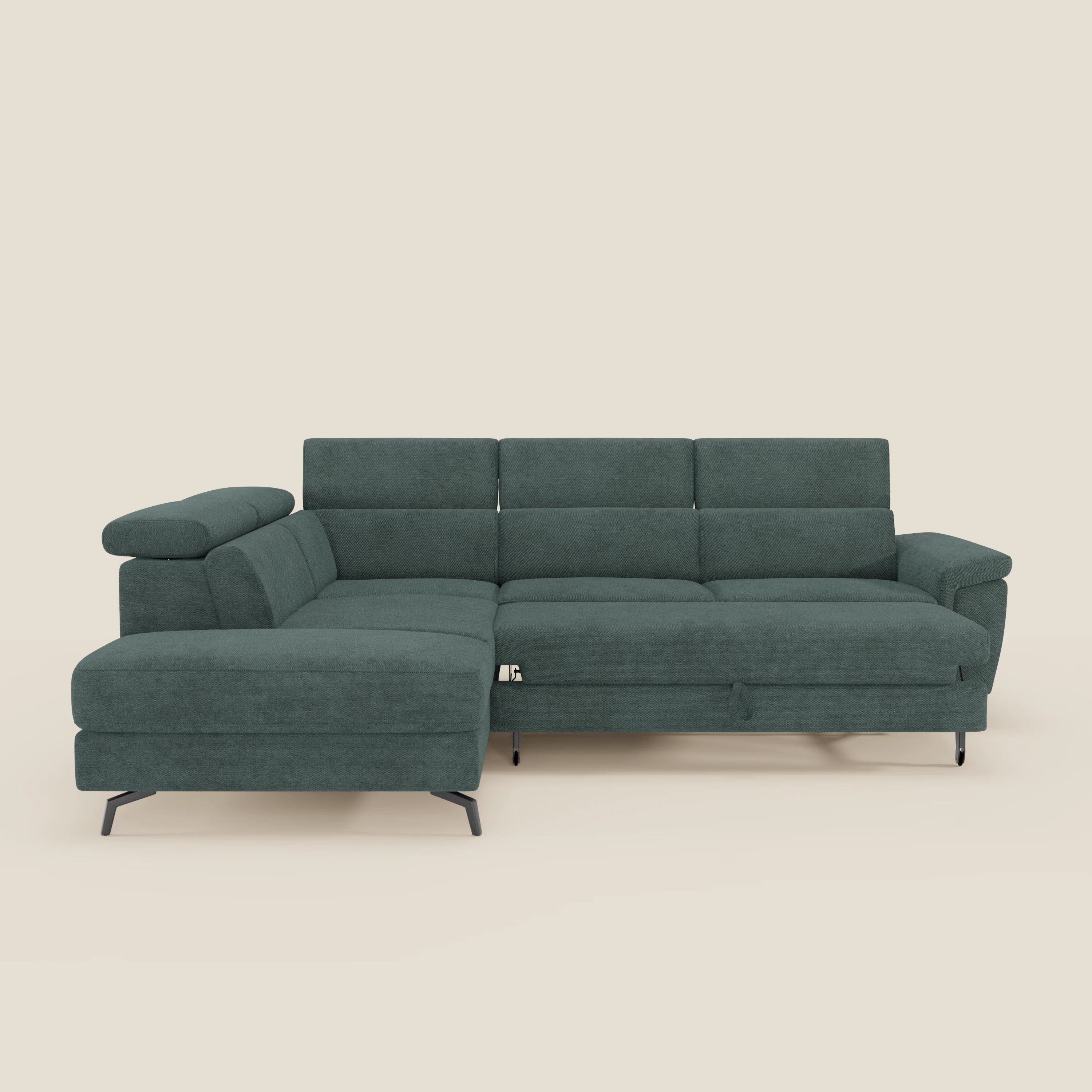 L'Estro Divano angolare estraibile di Divani.Store, in T14 verde tessuto impermeabile con poggiatesta reclinabili, è caratterizzato da tre cuscini di schienale, ampi braccioli e sottili gambe in metallo nero, su uno sfondo beige chiaro.