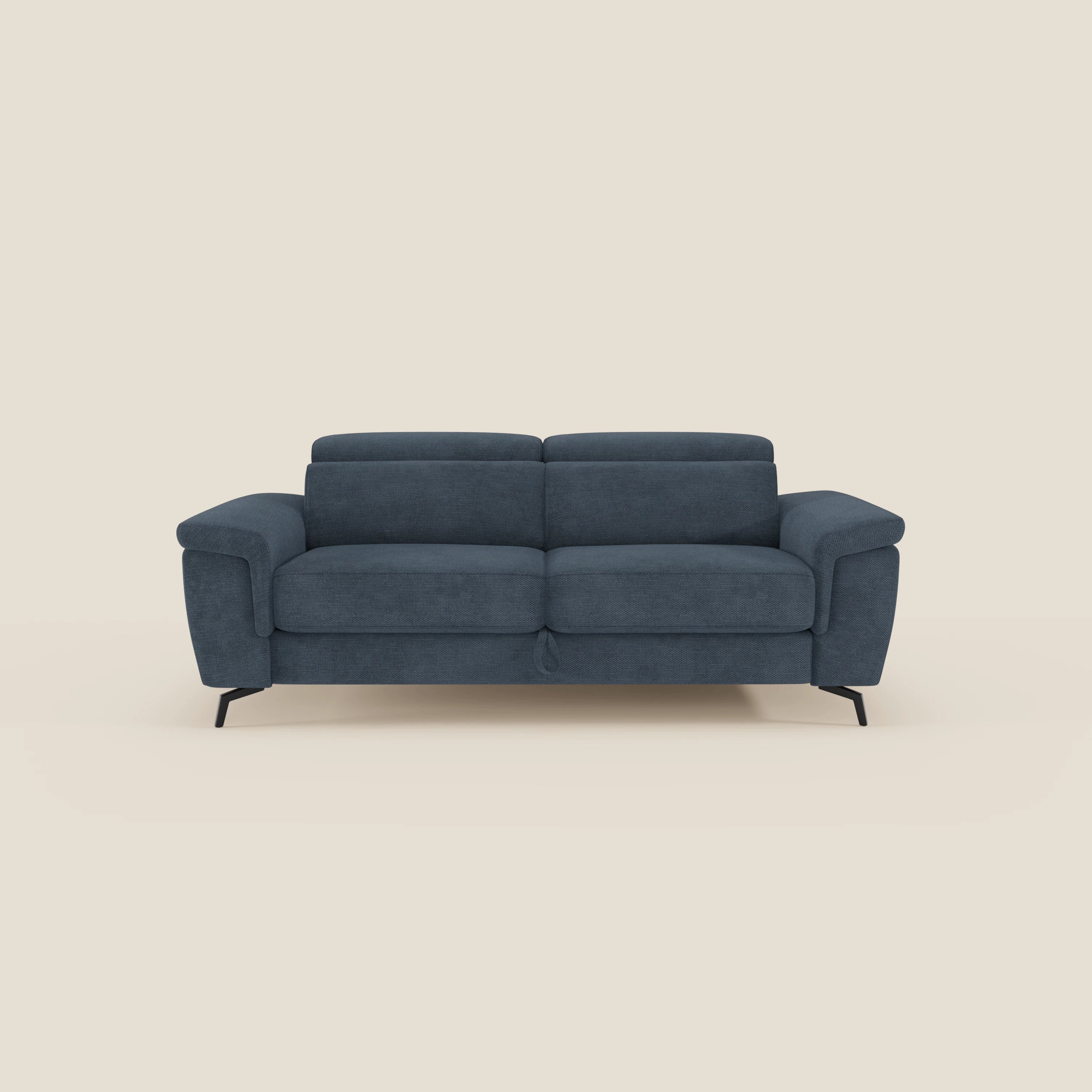 Estro Divano 3 posti di Divani.Store, in tessuto impermeabile T14 blu, è dotato di pouf estraibile e poggiatesta reclinabili. Con i suoi cuscini morbidi e le sue linee eleganti, offre un comfort contemporaneo su uno sfondo beige chiaro.