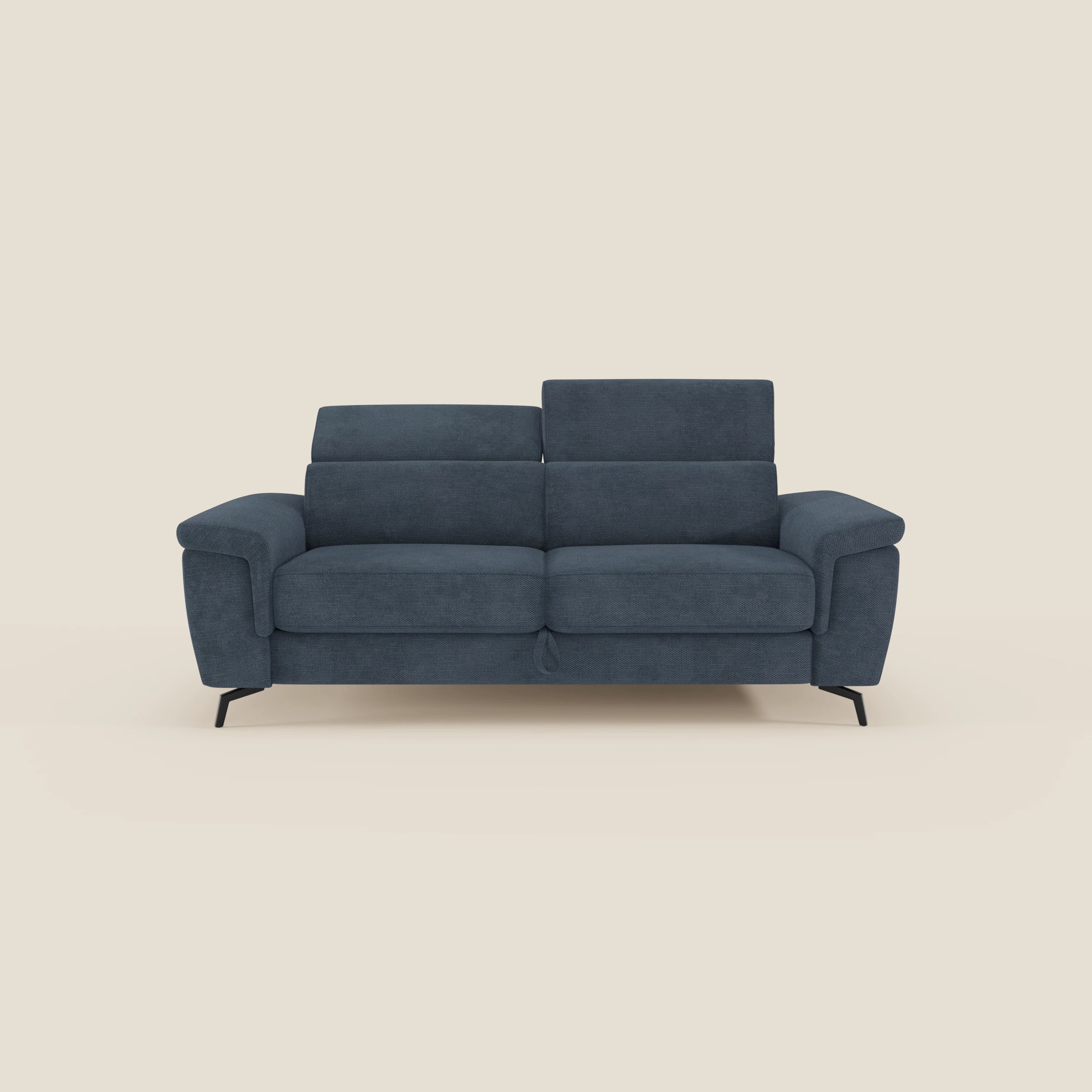 L'Estro Divano 3 posti con pouf estraibile di Divani.Store, in tessuto impermeabile T14 blu con poggiatesta reclinabili e ampi braccioli, si distingue per le gambe sottili in metallo nero su sfondo crema.