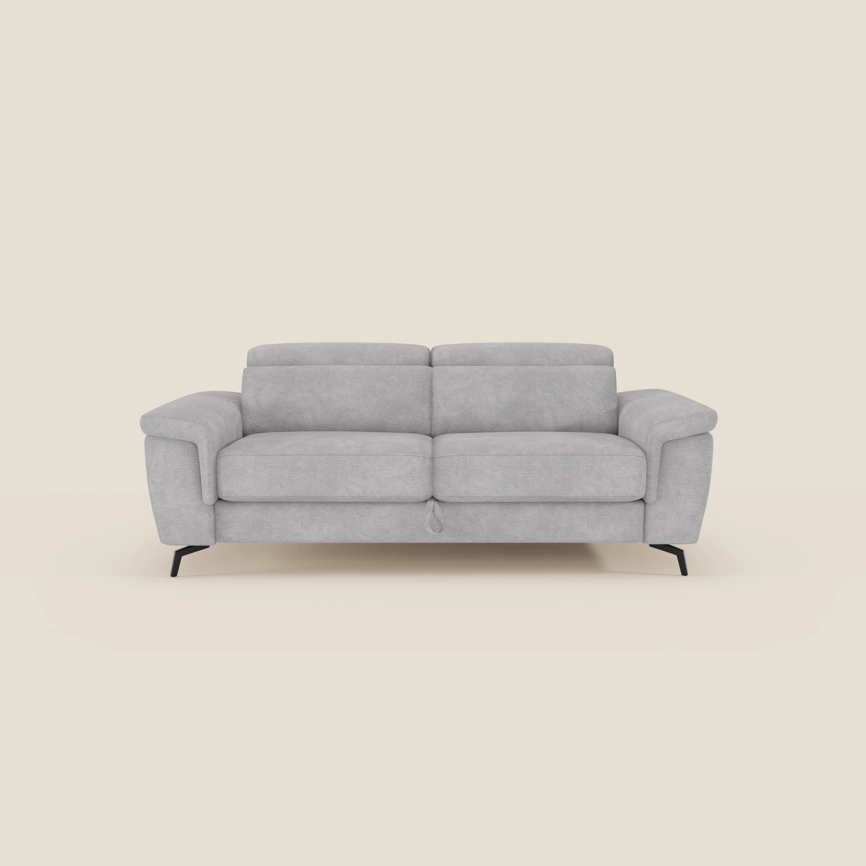 Estro Divano 3 posti di Divani.Store è caratterizzato da tessuto impermeabile T14 grigio chiaro, poggiatesta reclinabili, cuscini morbidi, ampi braccioli imbottiti e pouf estraibile. Si regge su quattro gambe corte in metallo nero per un look moderno e minimalista.