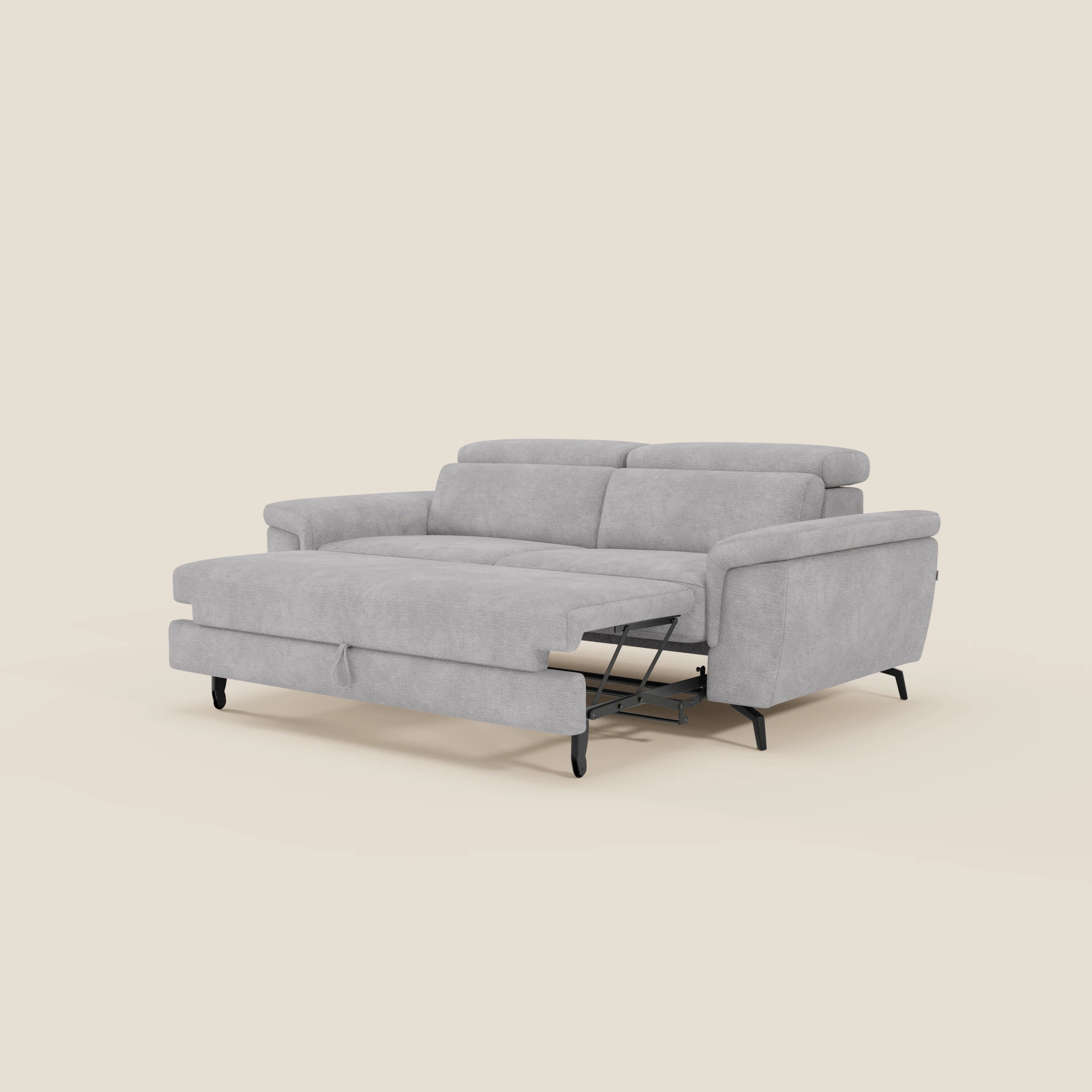 L'Estro Divano 3 posti di Divani.Store in impermeabile T14 grigio chiaro è caratterizzato da gambe nere, poggiatesta reclinabili e un pouf estraibile per rilassarsi o dormire, su un semplice sfondo bianco sporco.