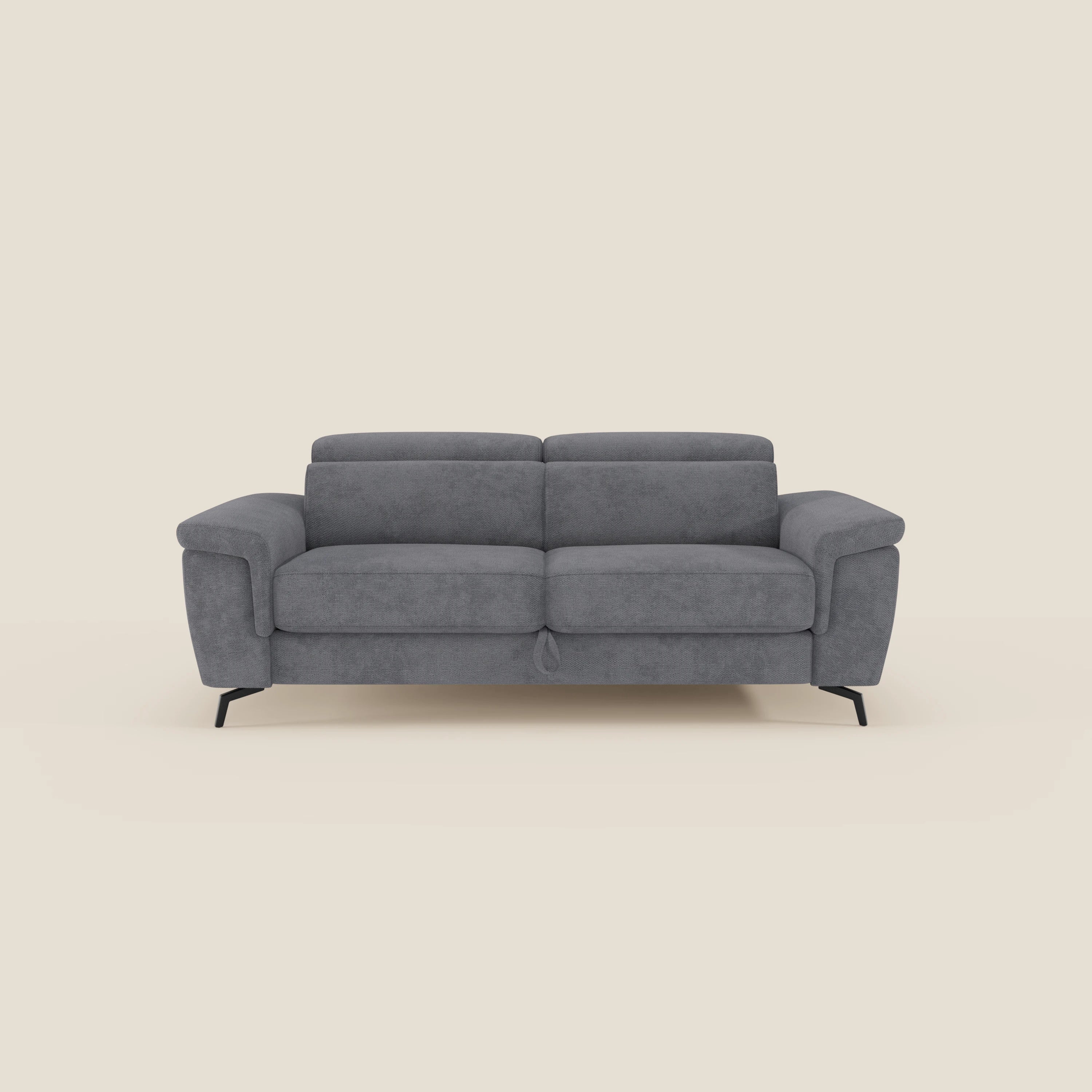 L'Estro Divano 3 posti con pouf estraibile di Divani.Store, in tessuto impermeabile T14 grigio e poggiatesta reclinabili, unisce comfort duraturo e stile contemporaneo.