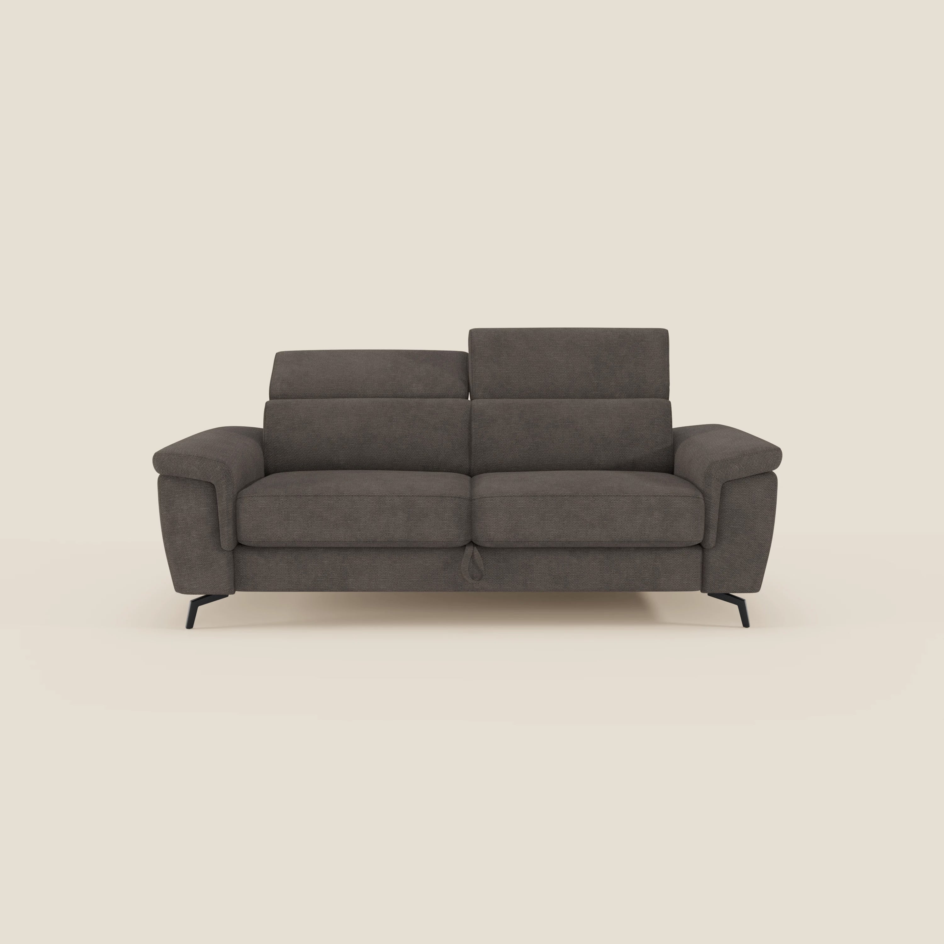 Estro Divano 3 posti di Divani.Store è caratterizzato da una silhouette squadrata in tessuto impermeabile marrone T14, poggiatesta reclinabili, cuscini morbidi, ampi braccioli, pouf estraibile e sottili gambe in metallo nero, perfetto per gli spazi moderni.