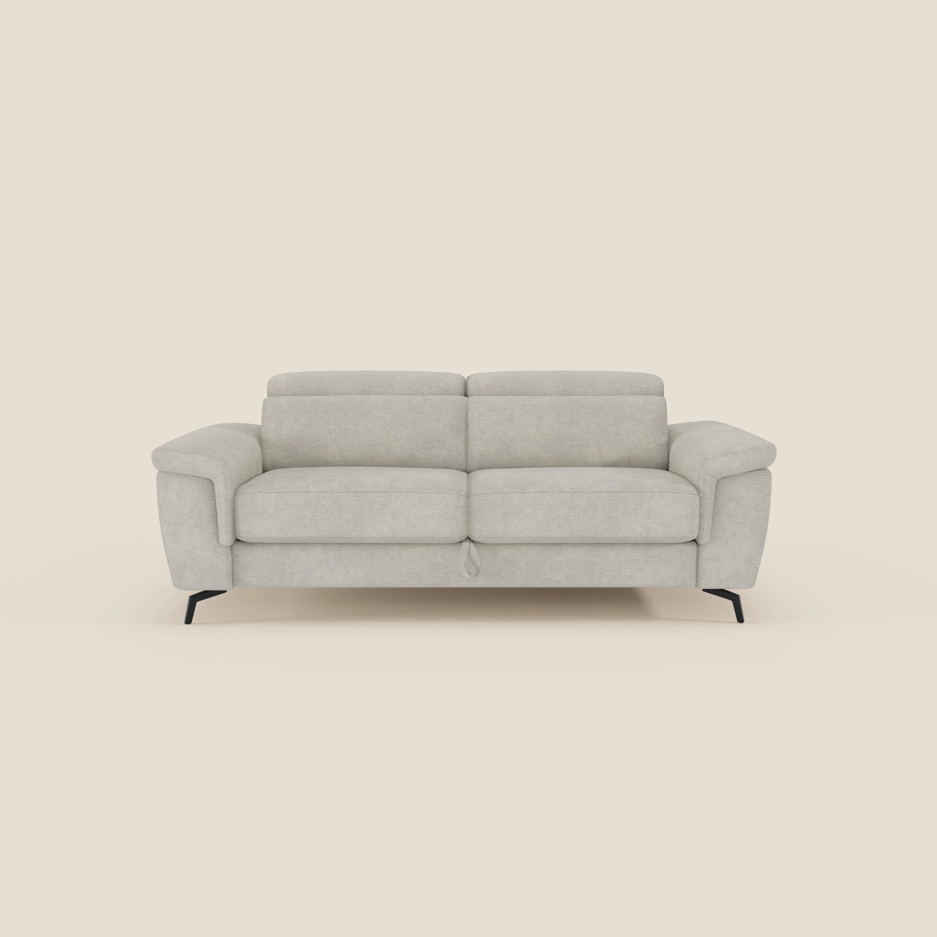 Estro Divano 3 posti di Divani.Store è dotato di un pouf estraibile, di poggiatesta reclinabili e di un morbido tessuto impermeabile T14 panna; le sue linee eleganti e il suo design minimalista spiccano su uno sfondo color crema.