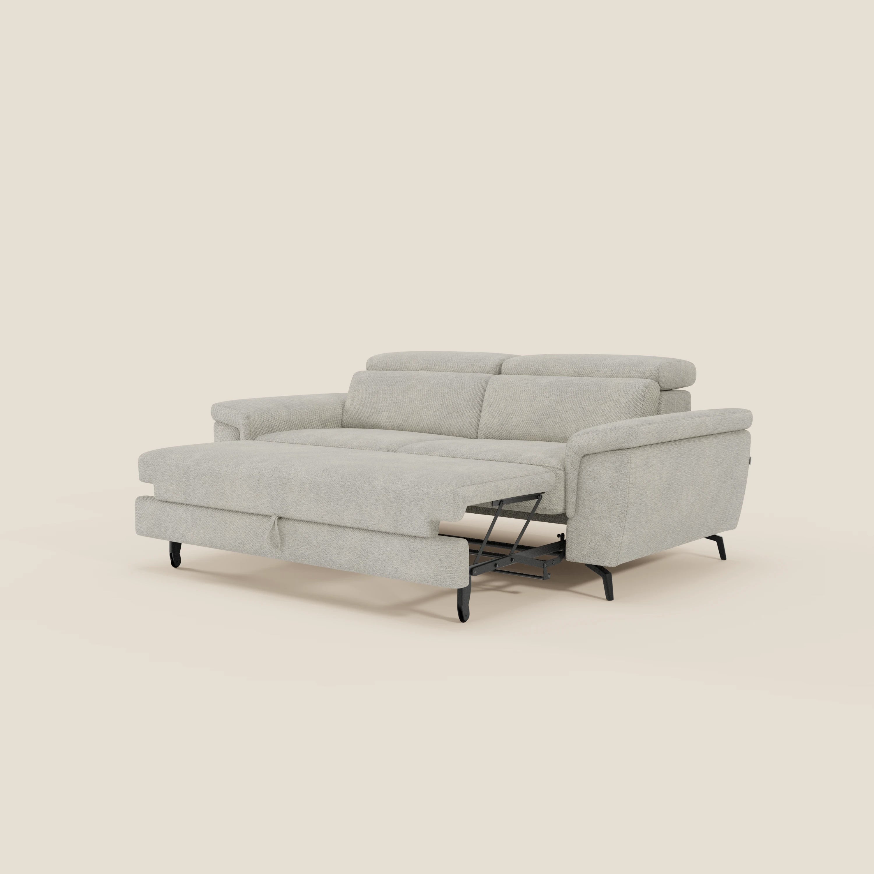 L'Estro Divano 3 posti con pouf estraibile di Divani.Store, in tessuto impermeabile T14 panna, è caratterizzato da poggiatesta reclinabili, ampi braccioli, tre cuscini per lo schienale, sottili gambe nere ed è presentato su uno sfondo bianco sporco.