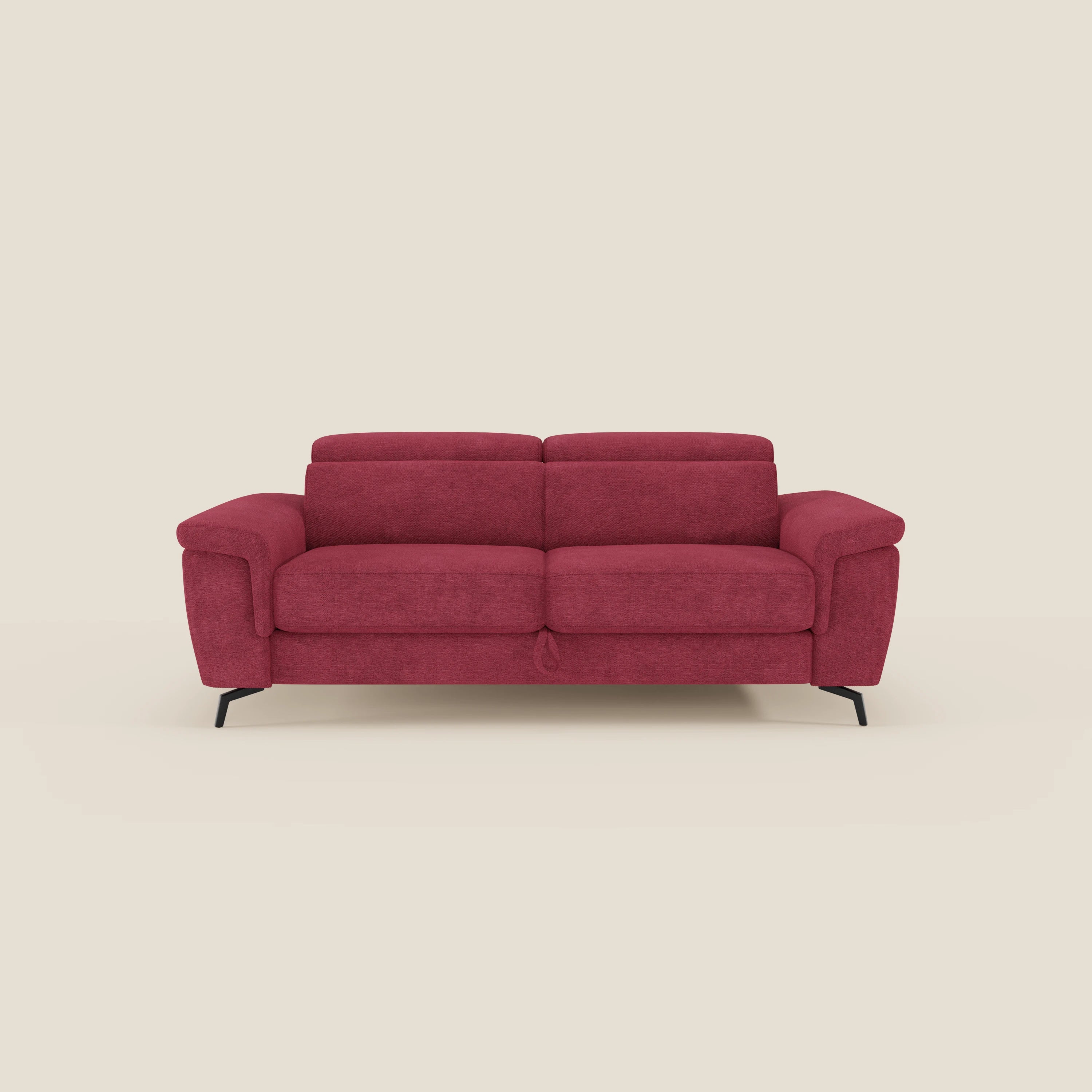 Estro Divano 3 posti con pouf estraibile di Divani.Store è dotato di poggiatesta reclinabili, cuscini in feltro e tessuto impermeabile T14 rosso. Il design moderno con gambe nere spicca su uno sfondo color crema per un look pulito e invitante.