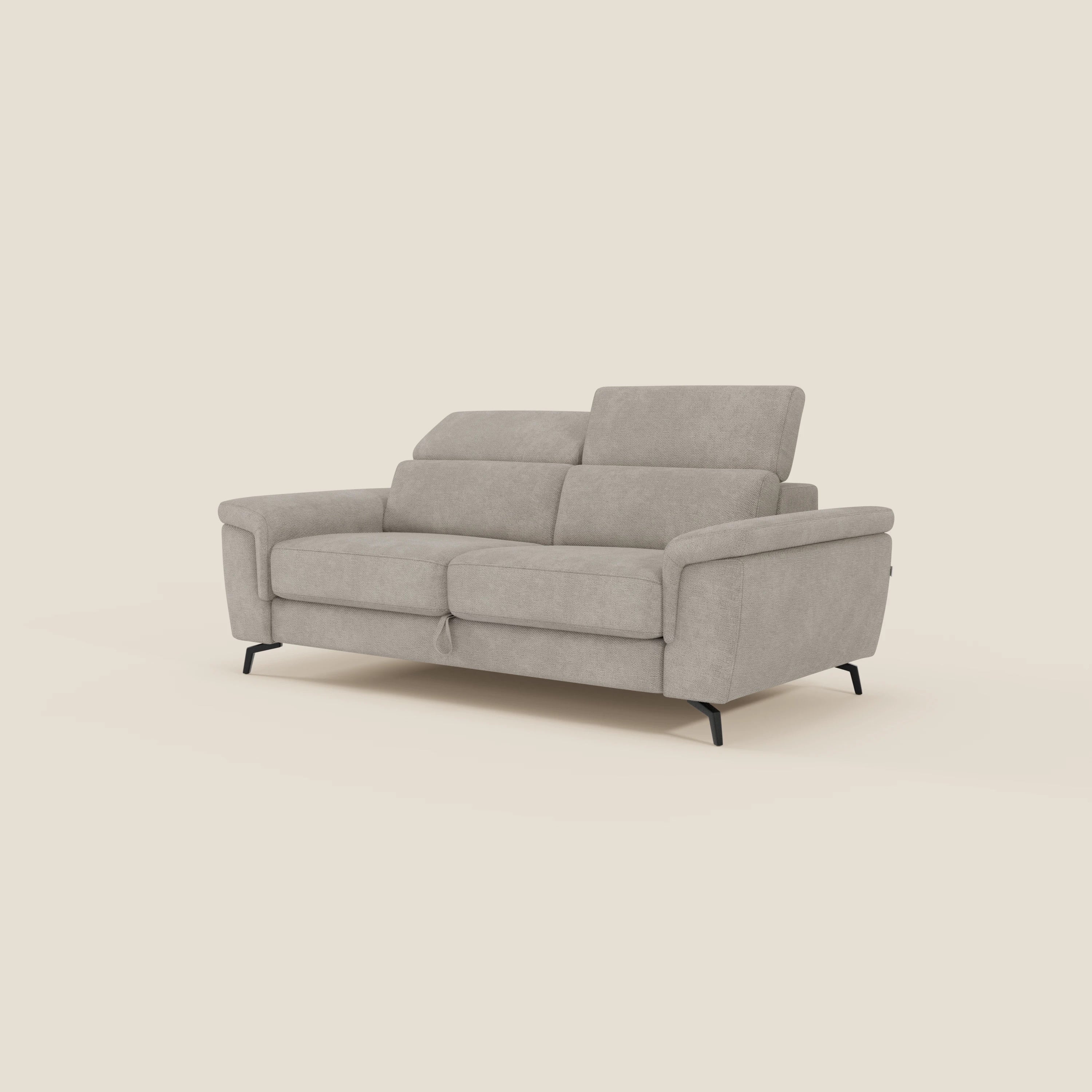 L'Estro Divano 3 posti di Divani.Store, in tessuto impermeabile T14 tortora con poggiatesta reclinabili e pouf estraibile, presenta linee pulite, sedute accoglienti e sottili gambe nere dal design minimal contemporaneo.