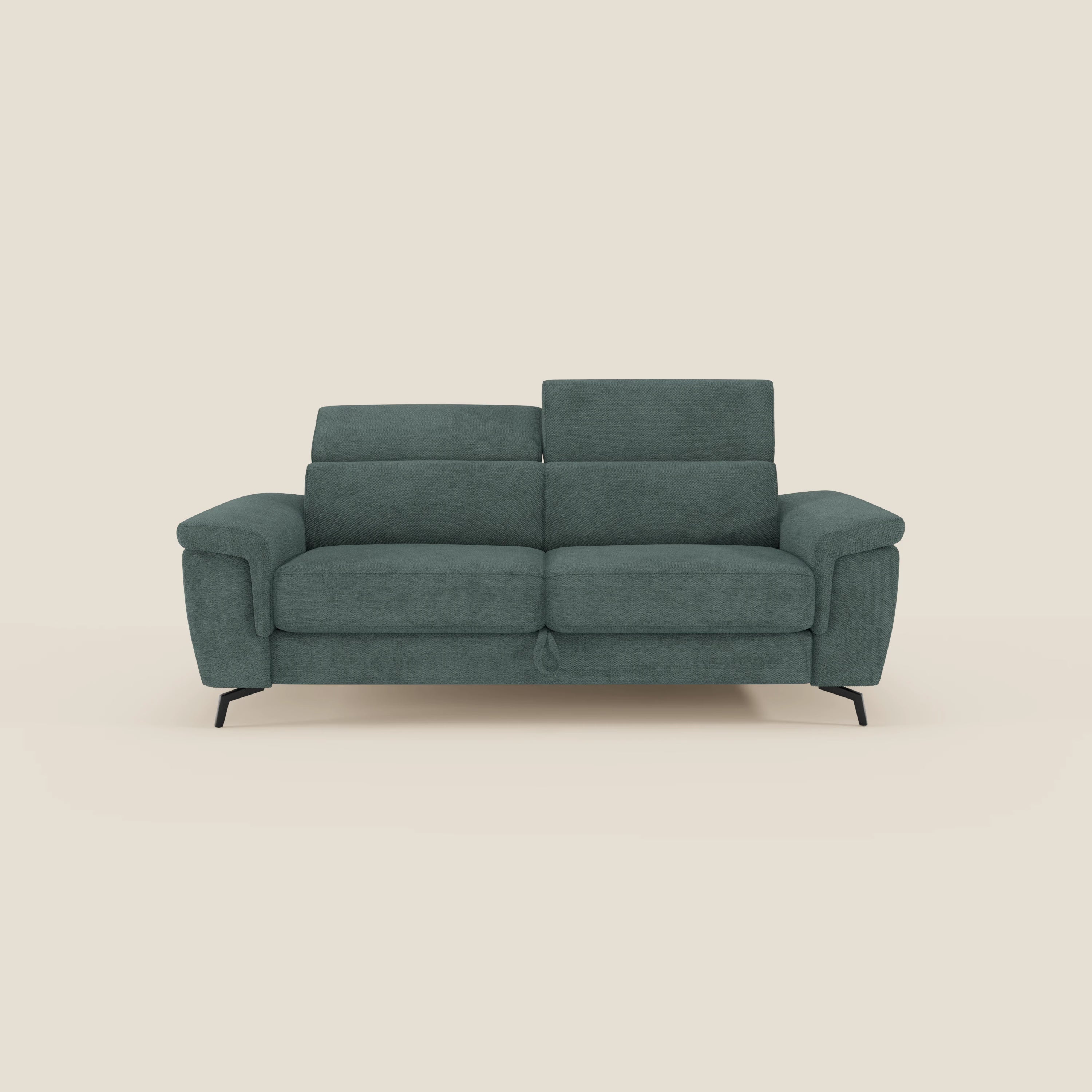 L'Estro Divano 3 posti con pouf estraibile di Divani.Store, in tessuto T14 verde impermeabile con poggiatesta reclinabili, cuscini in tessuto felpato e sottili gambe nere, si staglia su uno sfondo beige.