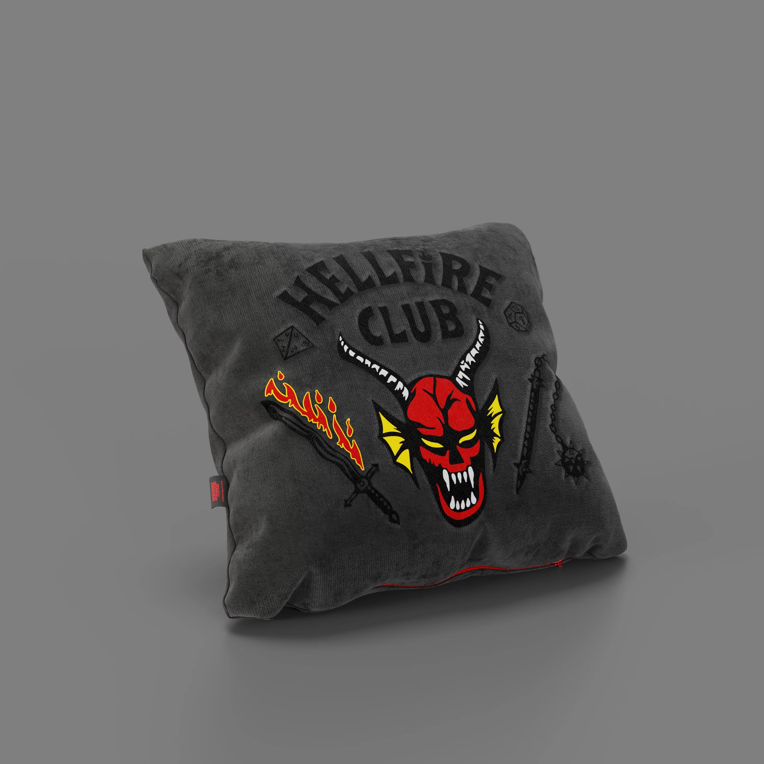Il Cuscino Hellfire club Stranger Things Limited Edition di Divani.Store è caratterizzato dal ricamo di un demone rosso, corna, spada infuocata, mazza e catena su un tessuto antimacchia 45x45 cm.