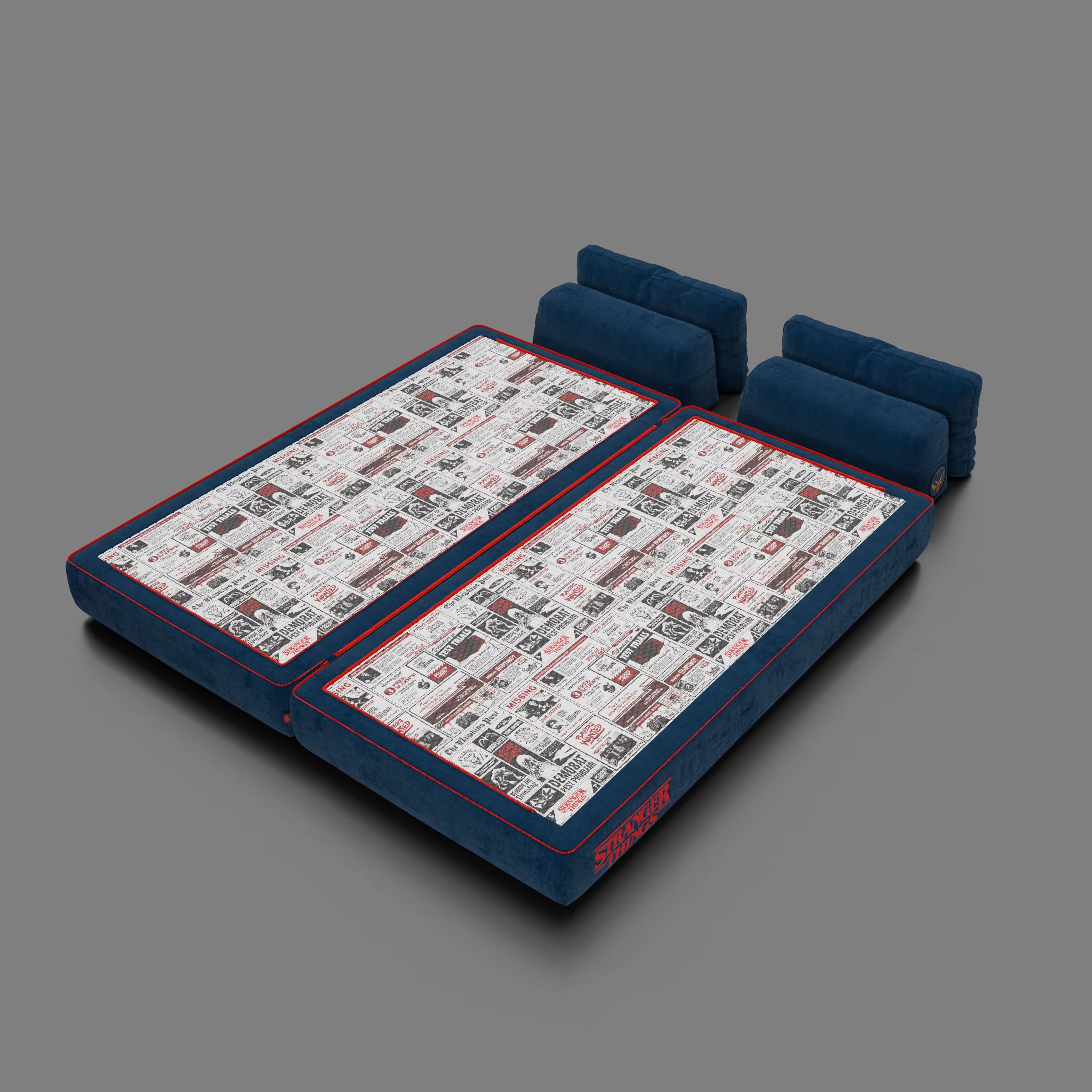 Due divani Rift letto matrimoniale STRANGER THINGS Edition di Divani.Store con tessuto antimacchia blu, materassi in memory foam da 22 cm e schienali mobili sono affiancati e caratterizzati da grafiche in stile fumetto in bianco, rosso e nero.