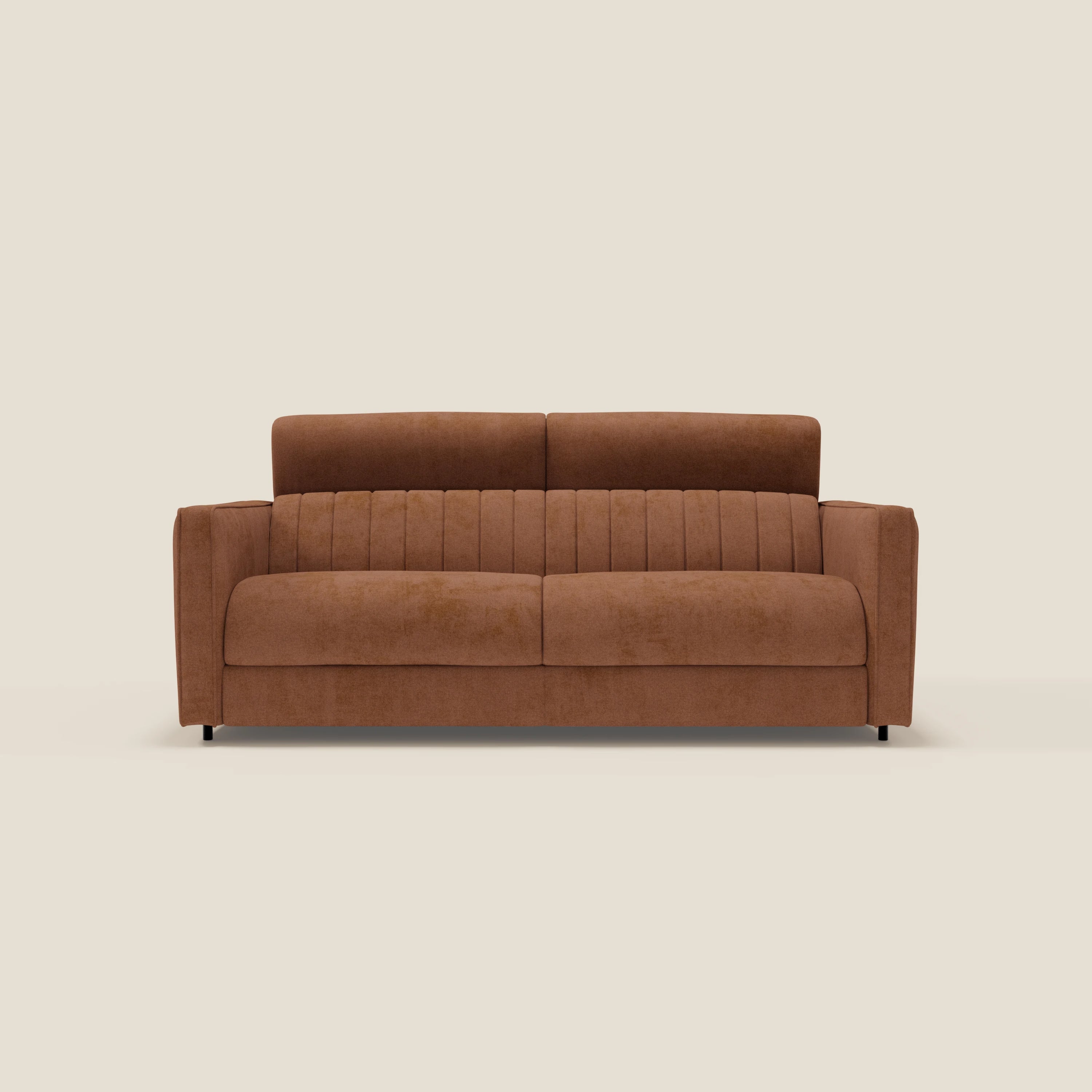 Il Nivon Divano letto moderno di Divani.Store ha tre posti a sedere ed è caratterizzato da tessuto impermeabile arancione bruciato, cuciture verticali, ampi braccioli, piedini neri bassi, materasso H16 cm e poggiatesta regolabili, il tutto in un design elegante e minimalista.