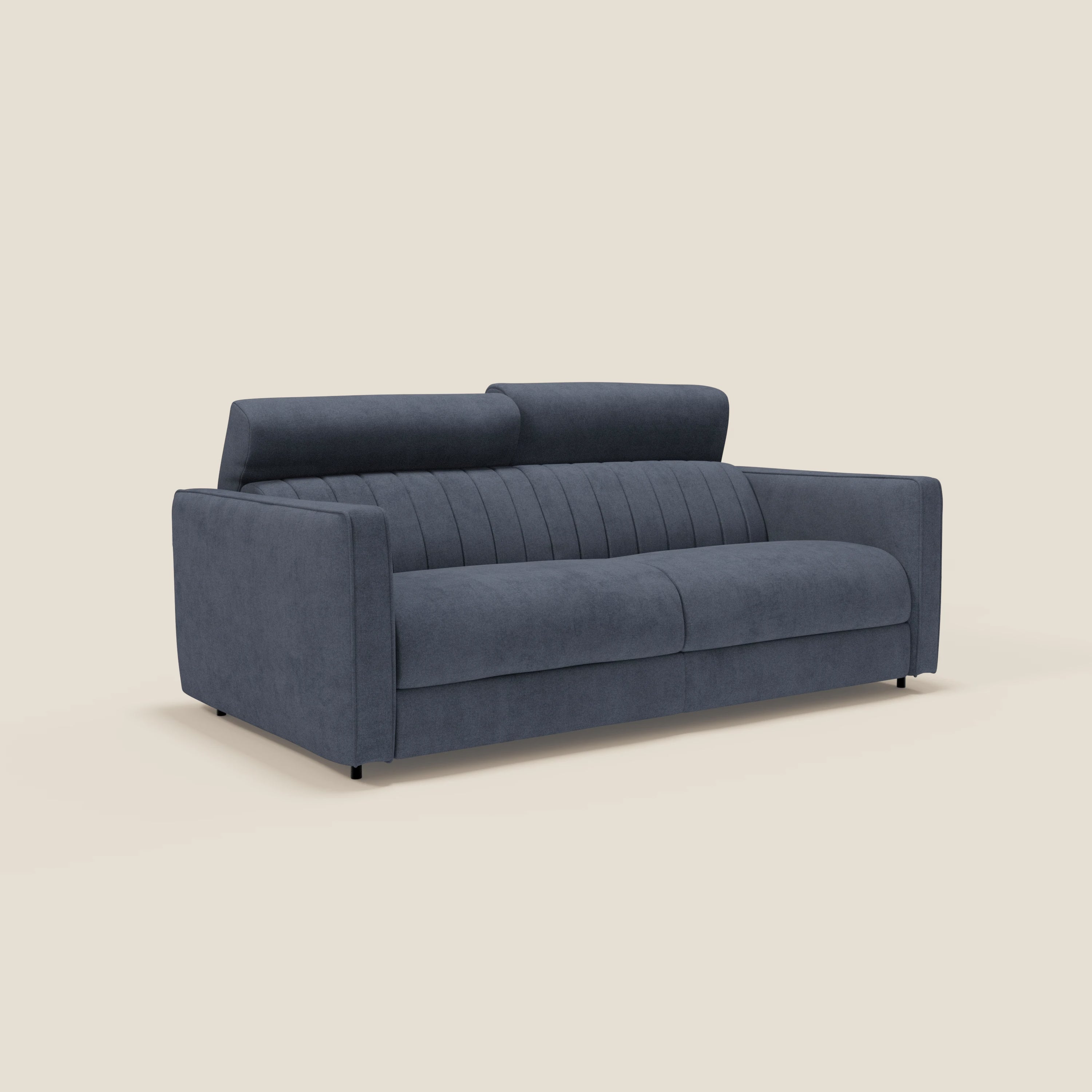 Il Nivon Divano letto moderno di Divani.Store è caratterizzato da un tessuto impermeabile blu denim, due sedute, schienale verticale con ciuffi, braccioli quadrati e due poggiatesta regolabili, che uniscono design elegante e comfort.