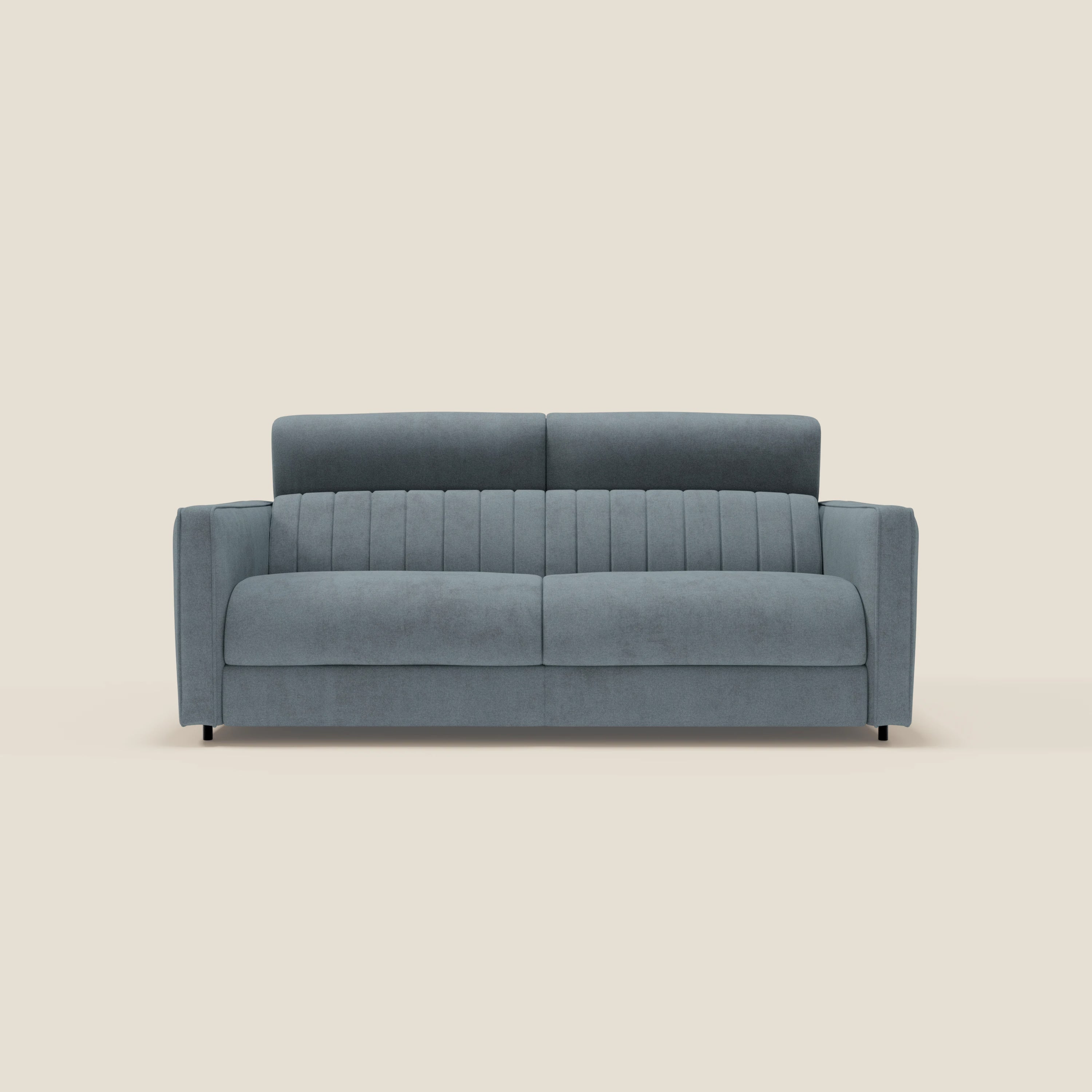 Il Nivon Divano letto moderno di Divani.Store è caratterizzato dal tessuto impermeabile T25 carta da zucchero di colore grigio-blu, dal materasso H16 cm e dal poggiatesta. Con linee pulite e cuscini morbidi, offre comfort e stile su uno sfondo beige chiaro.