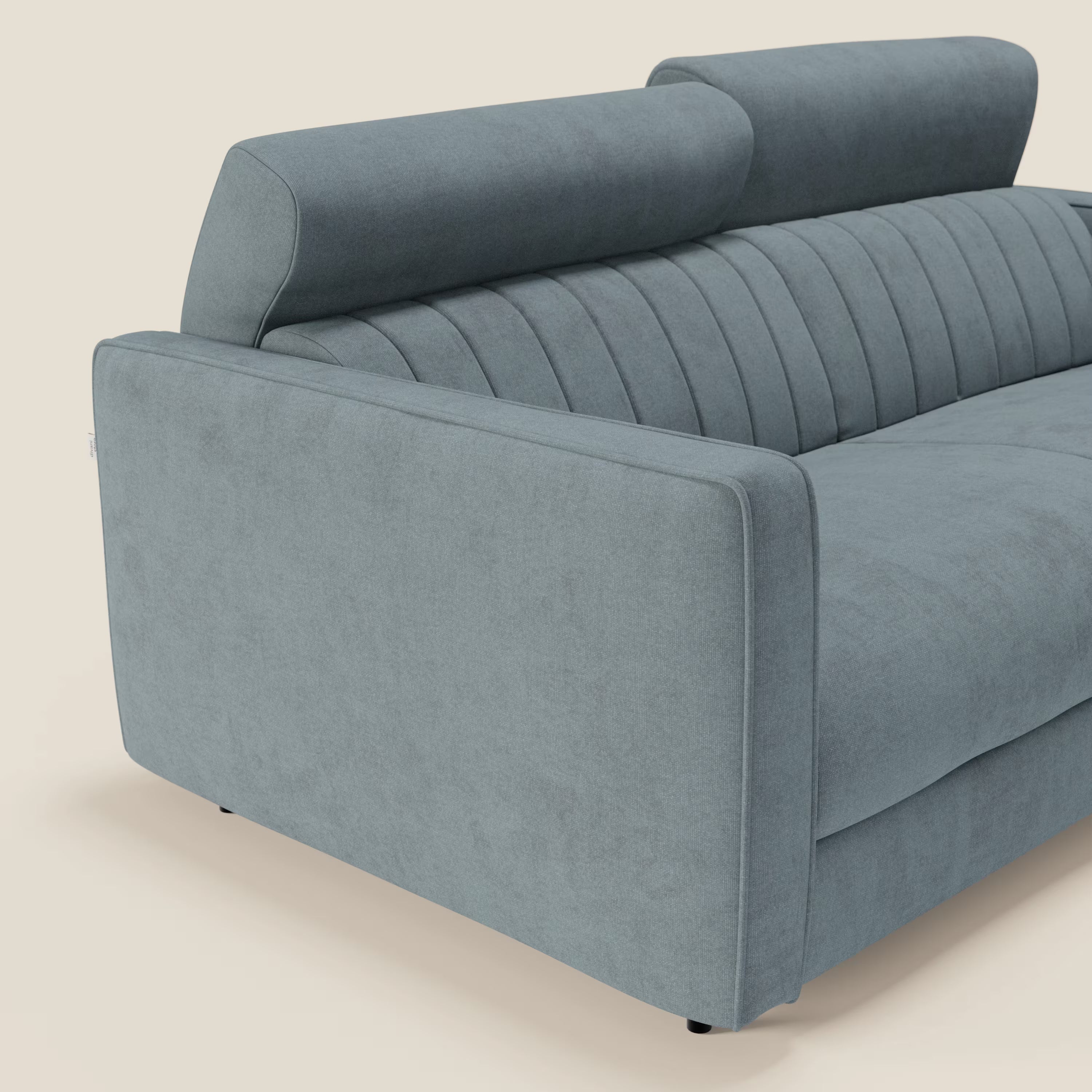 Il divano letto moderno Nivon di Divani.Store è caratterizzato da un tessuto impermeabile T25 carta da zucchero, uno schienale alto e diviso con inserti verticali, braccioli in feltro, materasso H16 cm, poggiatesta e gambe basse per un look elegante e contemporaneo.