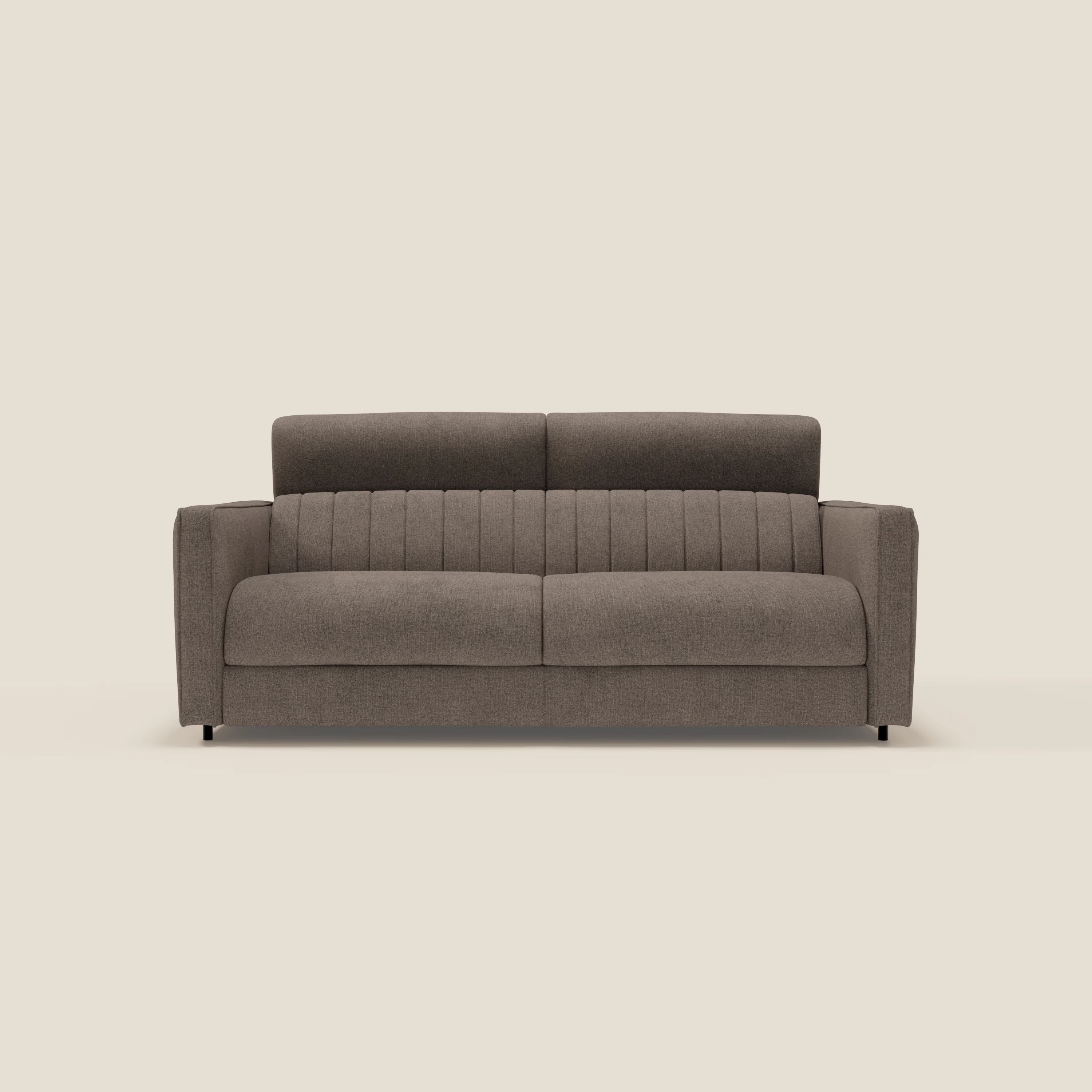 Il Nivon Divano letto moderno di Divani.Store è caratterizzato da braccioli dritti, due cuscini di seduta e un tessuto impermeabile T25 marrone scuro. Lo schienale presenta cuciture verticali per un effetto a righe, il tutto su uno sfondo beige chiaro. Include materasso e poggiatesta H16 cm.